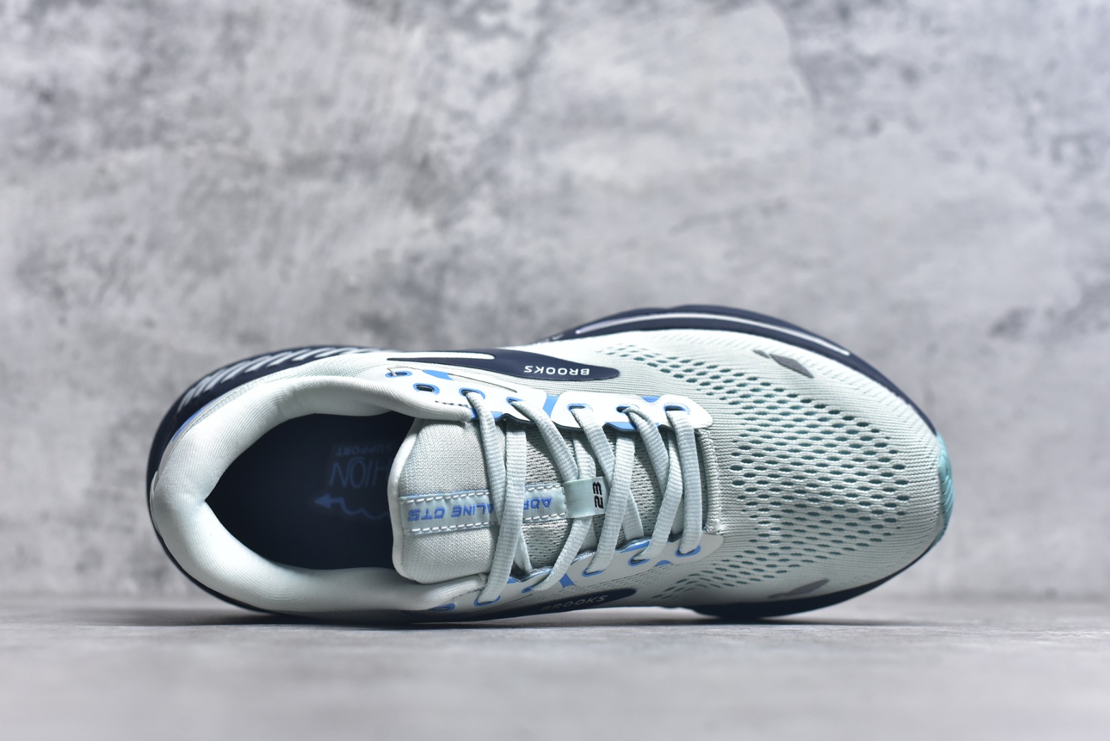 图片[4]-#Brooks布鲁克斯 Adrenaline GTS 23 舒适时尚减震透气低帮休闲跑步鞋 Brooks 四大跑鞋之一 百年品牌 跑鞋从外形上基本就能判断这是一款速度跑鞋 简洁干练的外形结构和极强的运动流线型看着非常有速度感 上脚的第一感觉是非常轻 美码9码的鞋单只206g不到 从个人偏好来说 200g左右的竞速鞋最具安全感 鞋面采用单层网布 很薄 前掌使用了大量开放式网眼 排气直接快速 透气性上乘 鞋舌也是轻量化设计 仅为一层麂皮 和脚背完美贴合 鞋舌中央有个防偏穿孔 从实际穿着来看 通常鞋舌都是外偏 如果是防偏穿孔位于中心 防偏效果其实并不十分有效 如果采用趋外侧的偏心设计更有效 鞋帮泡棉填充量不大 但非常紧凑 贴合舒适 包裹稳固 内置硬质TPU保证必要的稳定性 跑鞋中底采用的是DNA FLASH科技材料 DNA FLASH中底科技 是Brooks第一款将氮气注入中底的创新科技 主要原理是借助“超临界流体”发泡技术 将液态氮稳定的转化为气态氮 并使其均匀地形成无数紧密贴合的密闭式气囊结构 尺码：36 36.5 37.5 38 38.5 39 40 40.5 41 42 42.5 43 44 44.5 45-选品中心