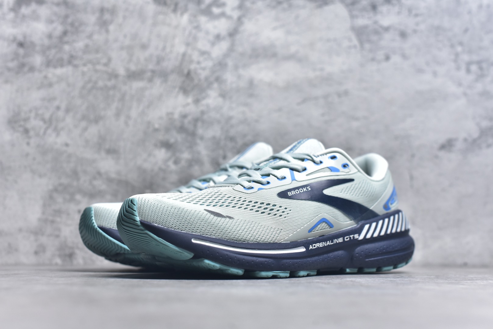 图片[2]-#Brooks布鲁克斯 Adrenaline GTS 23 舒适时尚减震透气低帮休闲跑步鞋 Brooks 四大跑鞋之一 百年品牌 跑鞋从外形上基本就能判断这是一款速度跑鞋 简洁干练的外形结构和极强的运动流线型看着非常有速度感 上脚的第一感觉是非常轻 美码9码的鞋单只206g不到 从个人偏好来说 200g左右的竞速鞋最具安全感 鞋面采用单层网布 很薄 前掌使用了大量开放式网眼 排气直接快速 透气性上乘 鞋舌也是轻量化设计 仅为一层麂皮 和脚背完美贴合 鞋舌中央有个防偏穿孔 从实际穿着来看 通常鞋舌都是外偏 如果是防偏穿孔位于中心 防偏效果其实并不十分有效 如果采用趋外侧的偏心设计更有效 鞋帮泡棉填充量不大 但非常紧凑 贴合舒适 包裹稳固 内置硬质TPU保证必要的稳定性 跑鞋中底采用的是DNA FLASH科技材料 DNA FLASH中底科技 是Brooks第一款将氮气注入中底的创新科技 主要原理是借助“超临界流体”发泡技术 将液态氮稳定的转化为气态氮 并使其均匀地形成无数紧密贴合的密闭式气囊结构 尺码：36 36.5 37.5 38 38.5 39 40 40.5 41 42 42.5 43 44 44.5 45-选品中心