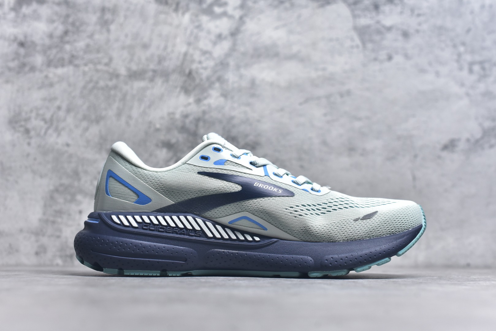 图片[3]-#Brooks布鲁克斯 Adrenaline GTS 23 舒适时尚减震透气低帮休闲跑步鞋 Brooks 四大跑鞋之一 百年品牌 跑鞋从外形上基本就能判断这是一款速度跑鞋 简洁干练的外形结构和极强的运动流线型看着非常有速度感 上脚的第一感觉是非常轻 美码9码的鞋单只206g不到 从个人偏好来说 200g左右的竞速鞋最具安全感 鞋面采用单层网布 很薄 前掌使用了大量开放式网眼 排气直接快速 透气性上乘 鞋舌也是轻量化设计 仅为一层麂皮 和脚背完美贴合 鞋舌中央有个防偏穿孔 从实际穿着来看 通常鞋舌都是外偏 如果是防偏穿孔位于中心 防偏效果其实并不十分有效 如果采用趋外侧的偏心设计更有效 鞋帮泡棉填充量不大 但非常紧凑 贴合舒适 包裹稳固 内置硬质TPU保证必要的稳定性 跑鞋中底采用的是DNA FLASH科技材料 DNA FLASH中底科技 是Brooks第一款将氮气注入中底的创新科技 主要原理是借助“超临界流体”发泡技术 将液态氮稳定的转化为气态氮 并使其均匀地形成无数紧密贴合的密闭式气囊结构 尺码：36 36.5 37.5 38 38.5 39 40 40.5 41 42 42.5 43 44 44.5 45-选品中心