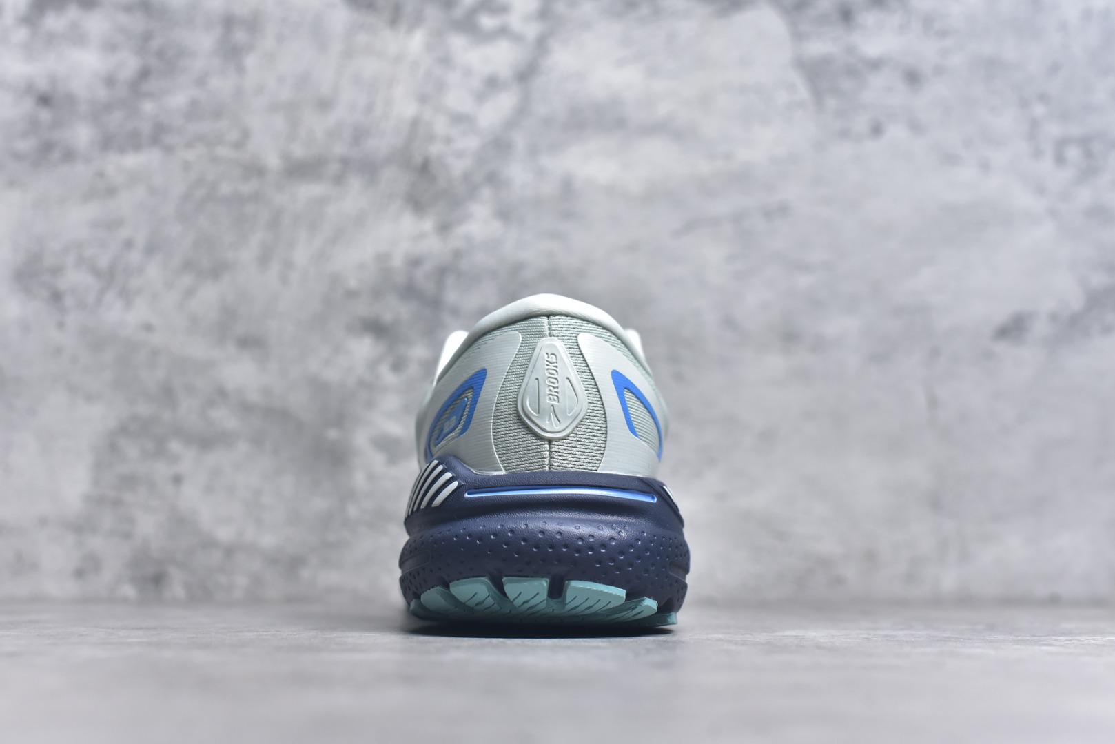图片[5]-#Brooks布鲁克斯 Adrenaline GTS 23 舒适时尚减震透气低帮休闲跑步鞋 Brooks 四大跑鞋之一 百年品牌 跑鞋从外形上基本就能判断这是一款速度跑鞋 简洁干练的外形结构和极强的运动流线型看着非常有速度感 上脚的第一感觉是非常轻 美码9码的鞋单只206g不到 从个人偏好来说 200g左右的竞速鞋最具安全感 鞋面采用单层网布 很薄 前掌使用了大量开放式网眼 排气直接快速 透气性上乘 鞋舌也是轻量化设计 仅为一层麂皮 和脚背完美贴合 鞋舌中央有个防偏穿孔 从实际穿着来看 通常鞋舌都是外偏 如果是防偏穿孔位于中心 防偏效果其实并不十分有效 如果采用趋外侧的偏心设计更有效 鞋帮泡棉填充量不大 但非常紧凑 贴合舒适 包裹稳固 内置硬质TPU保证必要的稳定性 跑鞋中底采用的是DNA FLASH科技材料 DNA FLASH中底科技 是Brooks第一款将氮气注入中底的创新科技 主要原理是借助“超临界流体”发泡技术 将液态氮稳定的转化为气态氮 并使其均匀地形成无数紧密贴合的密闭式气囊结构 尺码：36 36.5 37.5 38 38.5 39 40 40.5 41 42 42.5 43 44 44.5 45-选品中心
