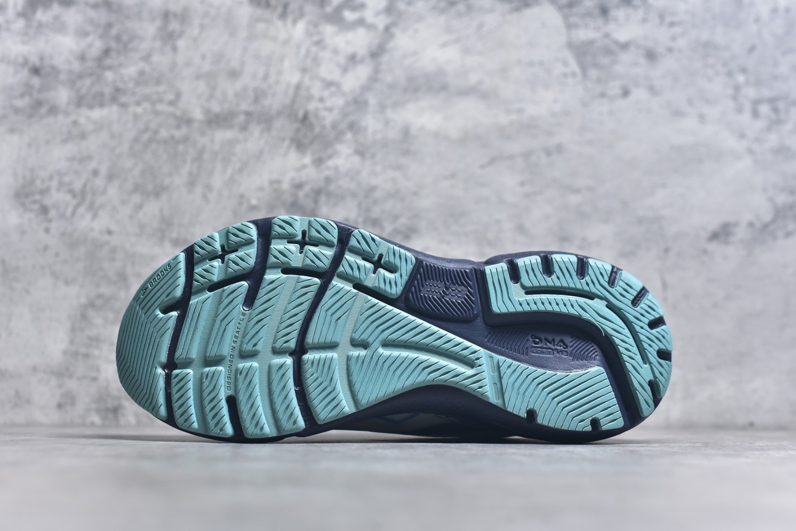 图片[6]-#Brooks布鲁克斯 Adrenaline GTS 23 舒适时尚减震透气低帮休闲跑步鞋 Brooks 四大跑鞋之一 百年品牌 跑鞋从外形上基本就能判断这是一款速度跑鞋 简洁干练的外形结构和极强的运动流线型看着非常有速度感 上脚的第一感觉是非常轻 美码9码的鞋单只206g不到 从个人偏好来说 200g左右的竞速鞋最具安全感 鞋面采用单层网布 很薄 前掌使用了大量开放式网眼 排气直接快速 透气性上乘 鞋舌也是轻量化设计 仅为一层麂皮 和脚背完美贴合 鞋舌中央有个防偏穿孔 从实际穿着来看 通常鞋舌都是外偏 如果是防偏穿孔位于中心 防偏效果其实并不十分有效 如果采用趋外侧的偏心设计更有效 鞋帮泡棉填充量不大 但非常紧凑 贴合舒适 包裹稳固 内置硬质TPU保证必要的稳定性 跑鞋中底采用的是DNA FLASH科技材料 DNA FLASH中底科技 是Brooks第一款将氮气注入中底的创新科技 主要原理是借助“超临界流体”发泡技术 将液态氮稳定的转化为气态氮 并使其均匀地形成无数紧密贴合的密闭式气囊结构 尺码：36 36.5 37.5 38 38.5 39 40 40.5 41 42 42.5 43 44 44.5 45-选品中心