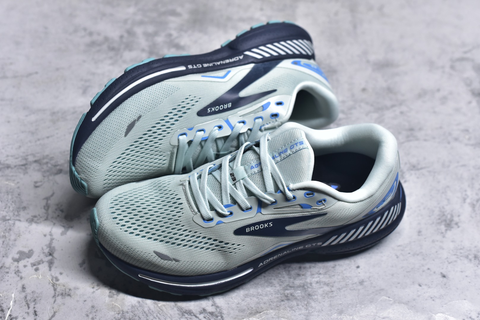 图片[7]-#Brooks布鲁克斯 Adrenaline GTS 23 舒适时尚减震透气低帮休闲跑步鞋 Brooks 四大跑鞋之一 百年品牌 跑鞋从外形上基本就能判断这是一款速度跑鞋 简洁干练的外形结构和极强的运动流线型看着非常有速度感 上脚的第一感觉是非常轻 美码9码的鞋单只206g不到 从个人偏好来说 200g左右的竞速鞋最具安全感 鞋面采用单层网布 很薄 前掌使用了大量开放式网眼 排气直接快速 透气性上乘 鞋舌也是轻量化设计 仅为一层麂皮 和脚背完美贴合 鞋舌中央有个防偏穿孔 从实际穿着来看 通常鞋舌都是外偏 如果是防偏穿孔位于中心 防偏效果其实并不十分有效 如果采用趋外侧的偏心设计更有效 鞋帮泡棉填充量不大 但非常紧凑 贴合舒适 包裹稳固 内置硬质TPU保证必要的稳定性 跑鞋中底采用的是DNA FLASH科技材料 DNA FLASH中底科技 是Brooks第一款将氮气注入中底的创新科技 主要原理是借助“超临界流体”发泡技术 将液态氮稳定的转化为气态氮 并使其均匀地形成无数紧密贴合的密闭式气囊结构 尺码：36 36.5 37.5 38 38.5 39 40 40.5 41 42 42.5 43 44 44.5 45-选品中心