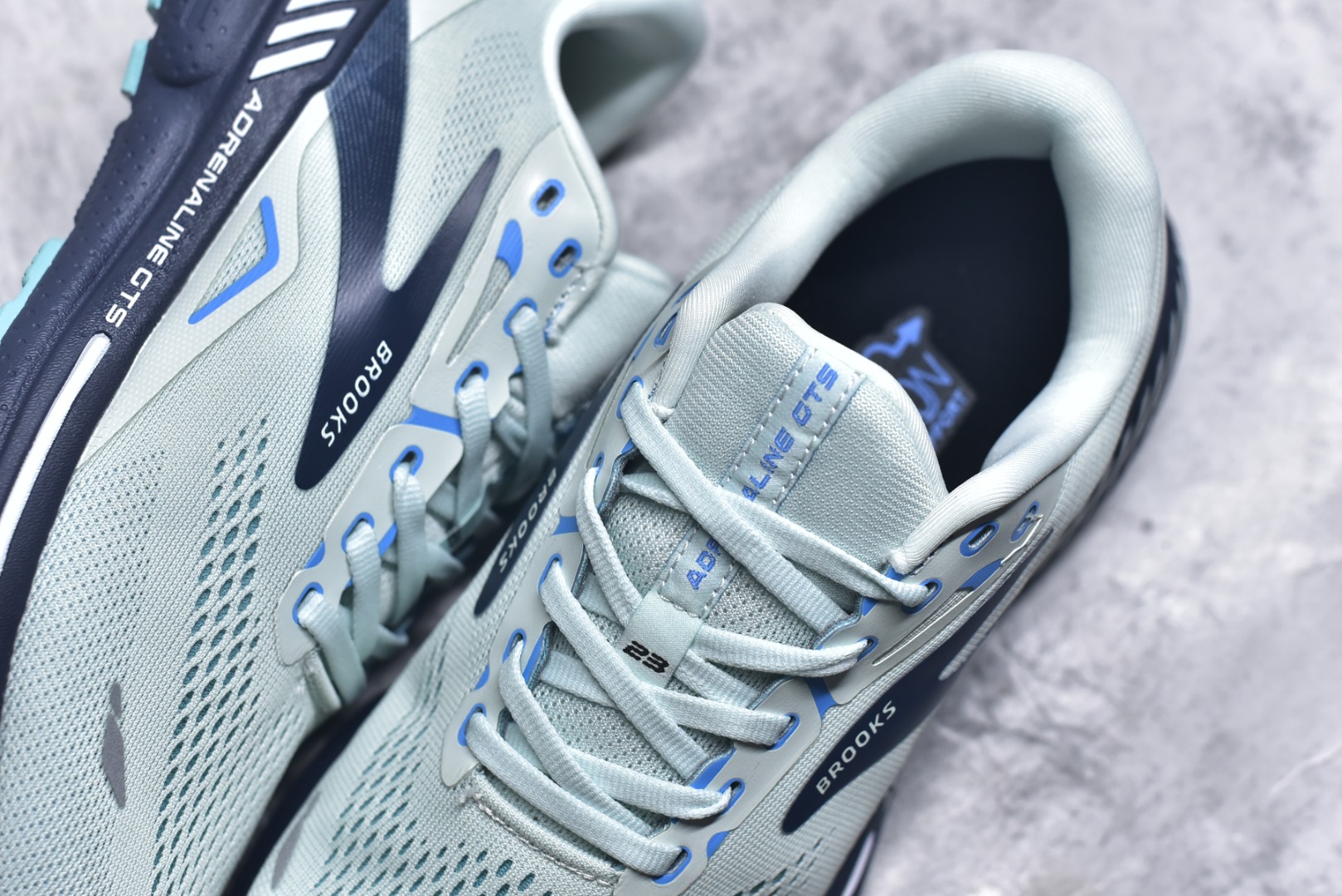 图片[9]-#Brooks布鲁克斯 Adrenaline GTS 23 舒适时尚减震透气低帮休闲跑步鞋 Brooks 四大跑鞋之一 百年品牌 跑鞋从外形上基本就能判断这是一款速度跑鞋 简洁干练的外形结构和极强的运动流线型看着非常有速度感 上脚的第一感觉是非常轻 美码9码的鞋单只206g不到 从个人偏好来说 200g左右的竞速鞋最具安全感 鞋面采用单层网布 很薄 前掌使用了大量开放式网眼 排气直接快速 透气性上乘 鞋舌也是轻量化设计 仅为一层麂皮 和脚背完美贴合 鞋舌中央有个防偏穿孔 从实际穿着来看 通常鞋舌都是外偏 如果是防偏穿孔位于中心 防偏效果其实并不十分有效 如果采用趋外侧的偏心设计更有效 鞋帮泡棉填充量不大 但非常紧凑 贴合舒适 包裹稳固 内置硬质TPU保证必要的稳定性 跑鞋中底采用的是DNA FLASH科技材料 DNA FLASH中底科技 是Brooks第一款将氮气注入中底的创新科技 主要原理是借助“超临界流体”发泡技术 将液态氮稳定的转化为气态氮 并使其均匀地形成无数紧密贴合的密闭式气囊结构 尺码：36 36.5 37.5 38 38.5 39 40 40.5 41 42 42.5 43 44 44.5 45-选品中心