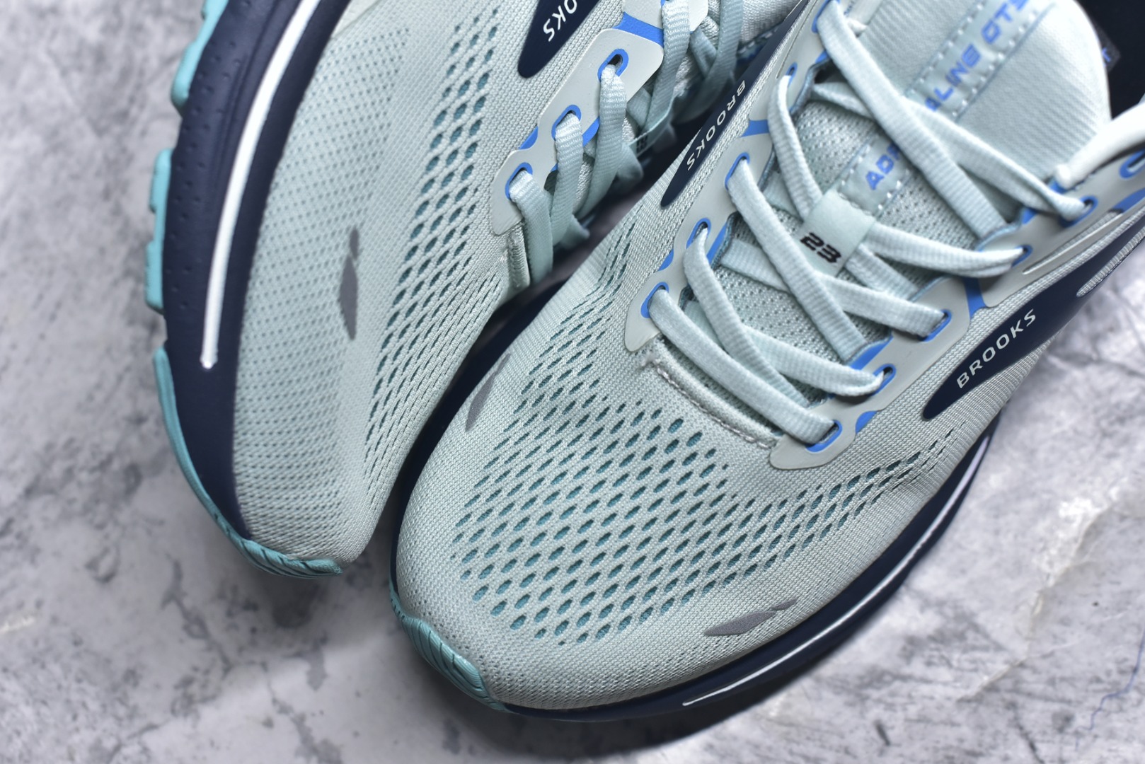图片[8]-#Brooks布鲁克斯 Adrenaline GTS 23 舒适时尚减震透气低帮休闲跑步鞋 Brooks 四大跑鞋之一 百年品牌 跑鞋从外形上基本就能判断这是一款速度跑鞋 简洁干练的外形结构和极强的运动流线型看着非常有速度感 上脚的第一感觉是非常轻 美码9码的鞋单只206g不到 从个人偏好来说 200g左右的竞速鞋最具安全感 鞋面采用单层网布 很薄 前掌使用了大量开放式网眼 排气直接快速 透气性上乘 鞋舌也是轻量化设计 仅为一层麂皮 和脚背完美贴合 鞋舌中央有个防偏穿孔 从实际穿着来看 通常鞋舌都是外偏 如果是防偏穿孔位于中心 防偏效果其实并不十分有效 如果采用趋外侧的偏心设计更有效 鞋帮泡棉填充量不大 但非常紧凑 贴合舒适 包裹稳固 内置硬质TPU保证必要的稳定性 跑鞋中底采用的是DNA FLASH科技材料 DNA FLASH中底科技 是Brooks第一款将氮气注入中底的创新科技 主要原理是借助“超临界流体”发泡技术 将液态氮稳定的转化为气态氮 并使其均匀地形成无数紧密贴合的密闭式气囊结构 尺码：36 36.5 37.5 38 38.5 39 40 40.5 41 42 42.5 43 44 44.5 45-选品中心