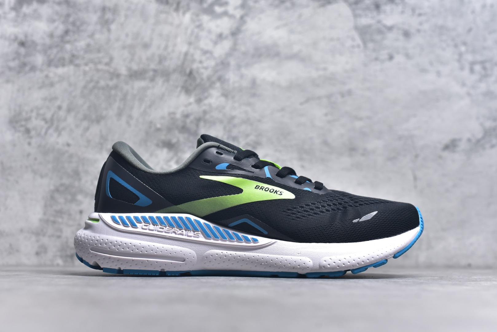 图片[3]-#Brooks布鲁克斯 Adrenaline GTS 23 舒适时尚减震透气低帮休闲跑步鞋 Brooks 四大跑鞋之一 百年品牌 跑鞋从外形上基本就能判断这是一款速度跑鞋 简洁干练的外形结构和极强的运动流线型看着非常有速度感 上脚的第一感觉是非常轻 美码9码的鞋单只206g不到 从个人偏好来说 200g左右的竞速鞋最具安全感 鞋面采用单层网布 很薄 前掌使用了大量开放式网眼 排气直接快速 透气性上乘 鞋舌也是轻量化设计 仅为一层麂皮 和脚背完美贴合 鞋舌中央有个防偏穿孔 从实际穿着来看 通常鞋舌都是外偏 如果是防偏穿孔位于中心 防偏效果其实并不十分有效 如果采用趋外侧的偏心设计更有效 鞋帮泡棉填充量不大 但非常紧凑 贴合舒适 包裹稳固 内置硬质TPU保证必要的稳定性 跑鞋中底采用的是DNA FLASH科技材料 DNA FLASH中底科技 是Brooks第一款将氮气注入中底的创新科技 主要原理是借助“超临界流体”发泡技术 将液态氮稳定的转化为气态氮 并使其均匀地形成无数紧密贴合的密闭式气囊结构 尺码：36 36.5 37.5 38 38.5 39 40 40.5 41 42 42.5 43 44 44.5 45-选品中心