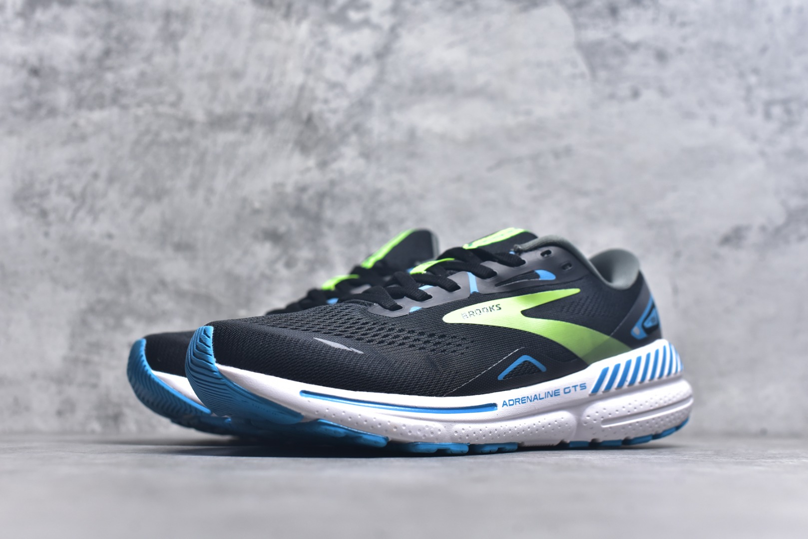 图片[2]-#Brooks布鲁克斯 Adrenaline GTS 23 舒适时尚减震透气低帮休闲跑步鞋 Brooks 四大跑鞋之一 百年品牌 跑鞋从外形上基本就能判断这是一款速度跑鞋 简洁干练的外形结构和极强的运动流线型看着非常有速度感 上脚的第一感觉是非常轻 美码9码的鞋单只206g不到 从个人偏好来说 200g左右的竞速鞋最具安全感 鞋面采用单层网布 很薄 前掌使用了大量开放式网眼 排气直接快速 透气性上乘 鞋舌也是轻量化设计 仅为一层麂皮 和脚背完美贴合 鞋舌中央有个防偏穿孔 从实际穿着来看 通常鞋舌都是外偏 如果是防偏穿孔位于中心 防偏效果其实并不十分有效 如果采用趋外侧的偏心设计更有效 鞋帮泡棉填充量不大 但非常紧凑 贴合舒适 包裹稳固 内置硬质TPU保证必要的稳定性 跑鞋中底采用的是DNA FLASH科技材料 DNA FLASH中底科技 是Brooks第一款将氮气注入中底的创新科技 主要原理是借助“超临界流体”发泡技术 将液态氮稳定的转化为气态氮 并使其均匀地形成无数紧密贴合的密闭式气囊结构 尺码：36 36.5 37.5 38 38.5 39 40 40.5 41 42 42.5 43 44 44.5 45-选品中心