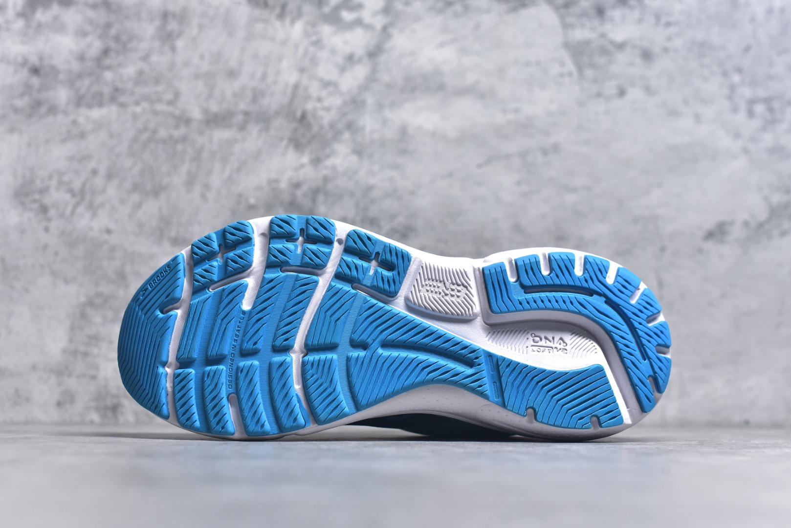图片[6]-#Brooks布鲁克斯 Adrenaline GTS 23 舒适时尚减震透气低帮休闲跑步鞋 Brooks 四大跑鞋之一 百年品牌 跑鞋从外形上基本就能判断这是一款速度跑鞋 简洁干练的外形结构和极强的运动流线型看着非常有速度感 上脚的第一感觉是非常轻 美码9码的鞋单只206g不到 从个人偏好来说 200g左右的竞速鞋最具安全感 鞋面采用单层网布 很薄 前掌使用了大量开放式网眼 排气直接快速 透气性上乘 鞋舌也是轻量化设计 仅为一层麂皮 和脚背完美贴合 鞋舌中央有个防偏穿孔 从实际穿着来看 通常鞋舌都是外偏 如果是防偏穿孔位于中心 防偏效果其实并不十分有效 如果采用趋外侧的偏心设计更有效 鞋帮泡棉填充量不大 但非常紧凑 贴合舒适 包裹稳固 内置硬质TPU保证必要的稳定性 跑鞋中底采用的是DNA FLASH科技材料 DNA FLASH中底科技 是Brooks第一款将氮气注入中底的创新科技 主要原理是借助“超临界流体”发泡技术 将液态氮稳定的转化为气态氮 并使其均匀地形成无数紧密贴合的密闭式气囊结构 尺码：36 36.5 37.5 38 38.5 39 40 40.5 41 42 42.5 43 44 44.5 45-选品中心