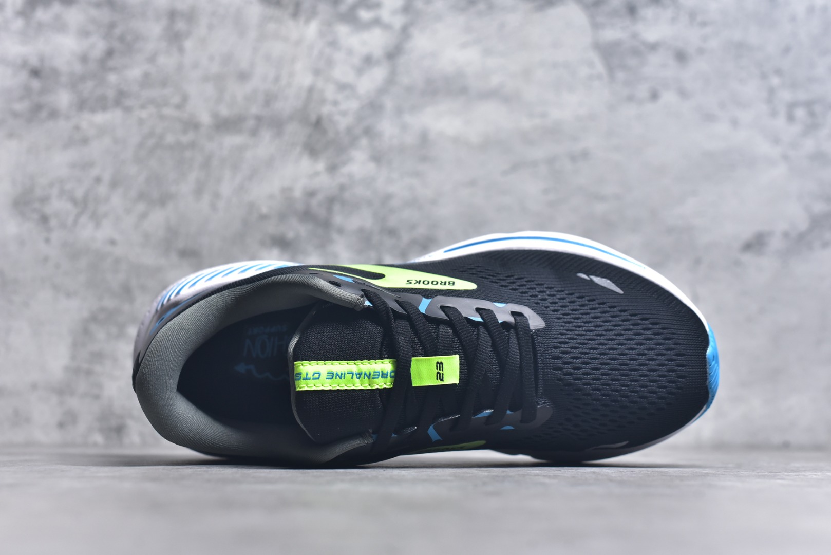 图片[4]-#Brooks布鲁克斯 Adrenaline GTS 23 舒适时尚减震透气低帮休闲跑步鞋 Brooks 四大跑鞋之一 百年品牌 跑鞋从外形上基本就能判断这是一款速度跑鞋 简洁干练的外形结构和极强的运动流线型看着非常有速度感 上脚的第一感觉是非常轻 美码9码的鞋单只206g不到 从个人偏好来说 200g左右的竞速鞋最具安全感 鞋面采用单层网布 很薄 前掌使用了大量开放式网眼 排气直接快速 透气性上乘 鞋舌也是轻量化设计 仅为一层麂皮 和脚背完美贴合 鞋舌中央有个防偏穿孔 从实际穿着来看 通常鞋舌都是外偏 如果是防偏穿孔位于中心 防偏效果其实并不十分有效 如果采用趋外侧的偏心设计更有效 鞋帮泡棉填充量不大 但非常紧凑 贴合舒适 包裹稳固 内置硬质TPU保证必要的稳定性 跑鞋中底采用的是DNA FLASH科技材料 DNA FLASH中底科技 是Brooks第一款将氮气注入中底的创新科技 主要原理是借助“超临界流体”发泡技术 将液态氮稳定的转化为气态氮 并使其均匀地形成无数紧密贴合的密闭式气囊结构 尺码：36 36.5 37.5 38 38.5 39 40 40.5 41 42 42.5 43 44 44.5 45-选品中心