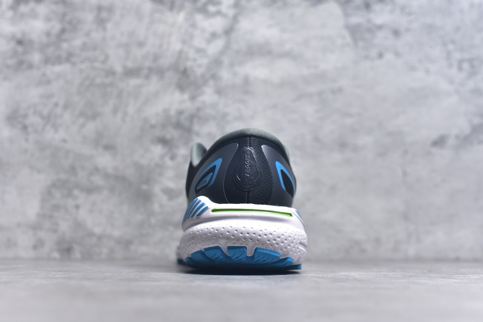 图片[5]-#Brooks布鲁克斯 Adrenaline GTS 23 舒适时尚减震透气低帮休闲跑步鞋 Brooks 四大跑鞋之一 百年品牌 跑鞋从外形上基本就能判断这是一款速度跑鞋 简洁干练的外形结构和极强的运动流线型看着非常有速度感 上脚的第一感觉是非常轻 美码9码的鞋单只206g不到 从个人偏好来说 200g左右的竞速鞋最具安全感 鞋面采用单层网布 很薄 前掌使用了大量开放式网眼 排气直接快速 透气性上乘 鞋舌也是轻量化设计 仅为一层麂皮 和脚背完美贴合 鞋舌中央有个防偏穿孔 从实际穿着来看 通常鞋舌都是外偏 如果是防偏穿孔位于中心 防偏效果其实并不十分有效 如果采用趋外侧的偏心设计更有效 鞋帮泡棉填充量不大 但非常紧凑 贴合舒适 包裹稳固 内置硬质TPU保证必要的稳定性 跑鞋中底采用的是DNA FLASH科技材料 DNA FLASH中底科技 是Brooks第一款将氮气注入中底的创新科技 主要原理是借助“超临界流体”发泡技术 将液态氮稳定的转化为气态氮 并使其均匀地形成无数紧密贴合的密闭式气囊结构 尺码：36 36.5 37.5 38 38.5 39 40 40.5 41 42 42.5 43 44 44.5 45-选品中心