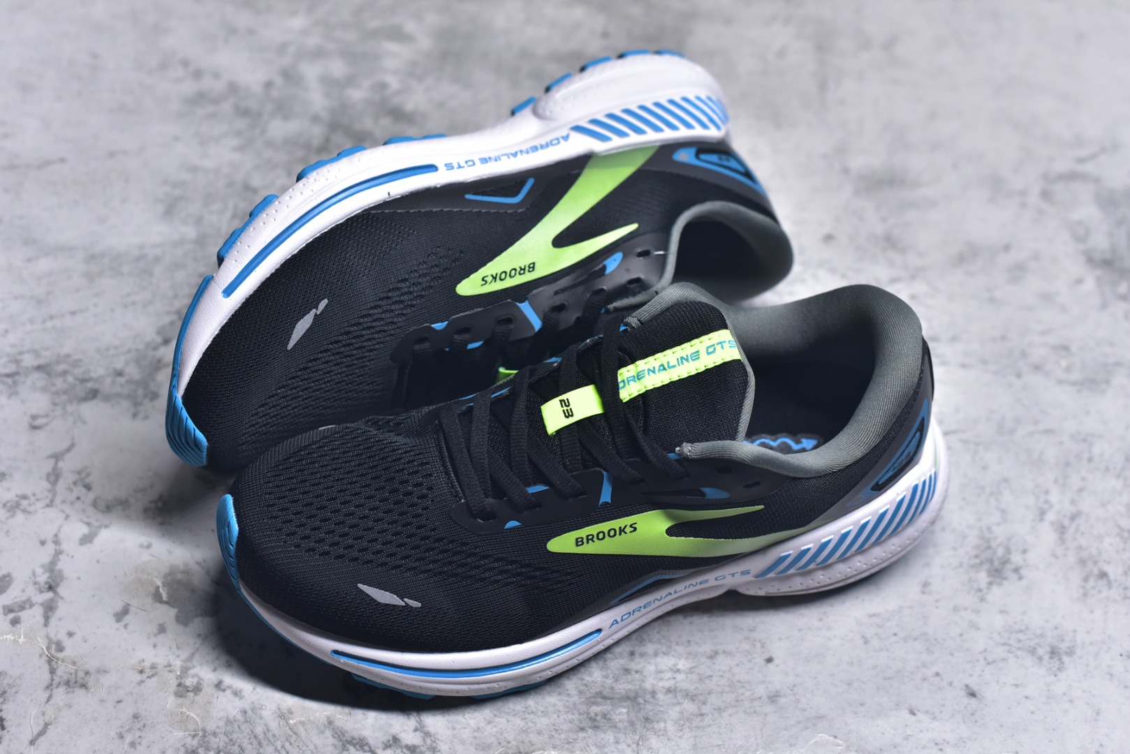 图片[7]-#Brooks布鲁克斯 Adrenaline GTS 23 舒适时尚减震透气低帮休闲跑步鞋 Brooks 四大跑鞋之一 百年品牌 跑鞋从外形上基本就能判断这是一款速度跑鞋 简洁干练的外形结构和极强的运动流线型看着非常有速度感 上脚的第一感觉是非常轻 美码9码的鞋单只206g不到 从个人偏好来说 200g左右的竞速鞋最具安全感 鞋面采用单层网布 很薄 前掌使用了大量开放式网眼 排气直接快速 透气性上乘 鞋舌也是轻量化设计 仅为一层麂皮 和脚背完美贴合 鞋舌中央有个防偏穿孔 从实际穿着来看 通常鞋舌都是外偏 如果是防偏穿孔位于中心 防偏效果其实并不十分有效 如果采用趋外侧的偏心设计更有效 鞋帮泡棉填充量不大 但非常紧凑 贴合舒适 包裹稳固 内置硬质TPU保证必要的稳定性 跑鞋中底采用的是DNA FLASH科技材料 DNA FLASH中底科技 是Brooks第一款将氮气注入中底的创新科技 主要原理是借助“超临界流体”发泡技术 将液态氮稳定的转化为气态氮 并使其均匀地形成无数紧密贴合的密闭式气囊结构 尺码：36 36.5 37.5 38 38.5 39 40 40.5 41 42 42.5 43 44 44.5 45-选品中心
