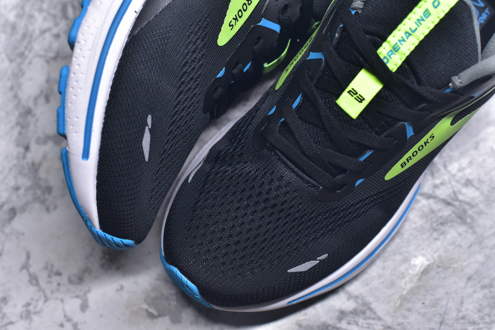 图片[8]-#Brooks布鲁克斯 Adrenaline GTS 23 舒适时尚减震透气低帮休闲跑步鞋 Brooks 四大跑鞋之一 百年品牌 跑鞋从外形上基本就能判断这是一款速度跑鞋 简洁干练的外形结构和极强的运动流线型看着非常有速度感 上脚的第一感觉是非常轻 美码9码的鞋单只206g不到 从个人偏好来说 200g左右的竞速鞋最具安全感 鞋面采用单层网布 很薄 前掌使用了大量开放式网眼 排气直接快速 透气性上乘 鞋舌也是轻量化设计 仅为一层麂皮 和脚背完美贴合 鞋舌中央有个防偏穿孔 从实际穿着来看 通常鞋舌都是外偏 如果是防偏穿孔位于中心 防偏效果其实并不十分有效 如果采用趋外侧的偏心设计更有效 鞋帮泡棉填充量不大 但非常紧凑 贴合舒适 包裹稳固 内置硬质TPU保证必要的稳定性 跑鞋中底采用的是DNA FLASH科技材料 DNA FLASH中底科技 是Brooks第一款将氮气注入中底的创新科技 主要原理是借助“超临界流体”发泡技术 将液态氮稳定的转化为气态氮 并使其均匀地形成无数紧密贴合的密闭式气囊结构 尺码：36 36.5 37.5 38 38.5 39 40 40.5 41 42 42.5 43 44 44.5 45-选品中心