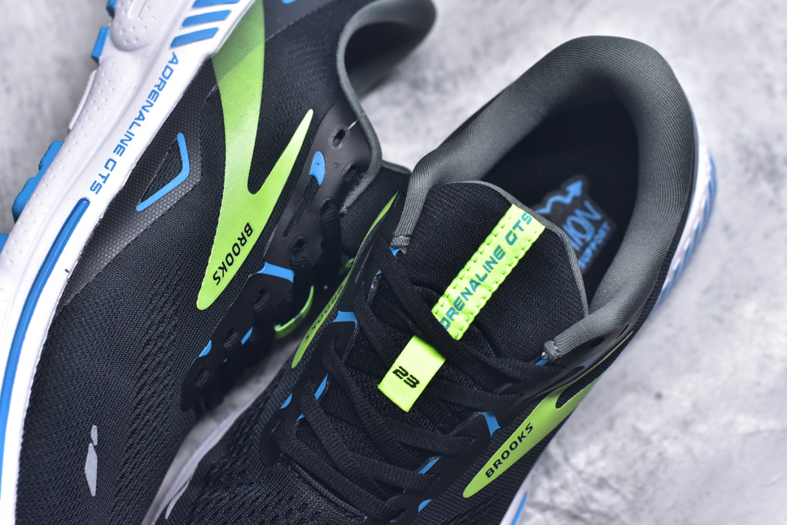 图片[9]-#Brooks布鲁克斯 Adrenaline GTS 23 舒适时尚减震透气低帮休闲跑步鞋 Brooks 四大跑鞋之一 百年品牌 跑鞋从外形上基本就能判断这是一款速度跑鞋 简洁干练的外形结构和极强的运动流线型看着非常有速度感 上脚的第一感觉是非常轻 美码9码的鞋单只206g不到 从个人偏好来说 200g左右的竞速鞋最具安全感 鞋面采用单层网布 很薄 前掌使用了大量开放式网眼 排气直接快速 透气性上乘 鞋舌也是轻量化设计 仅为一层麂皮 和脚背完美贴合 鞋舌中央有个防偏穿孔 从实际穿着来看 通常鞋舌都是外偏 如果是防偏穿孔位于中心 防偏效果其实并不十分有效 如果采用趋外侧的偏心设计更有效 鞋帮泡棉填充量不大 但非常紧凑 贴合舒适 包裹稳固 内置硬质TPU保证必要的稳定性 跑鞋中底采用的是DNA FLASH科技材料 DNA FLASH中底科技 是Brooks第一款将氮气注入中底的创新科技 主要原理是借助“超临界流体”发泡技术 将液态氮稳定的转化为气态氮 并使其均匀地形成无数紧密贴合的密闭式气囊结构 尺码：36 36.5 37.5 38 38.5 39 40 40.5 41 42 42.5 43 44 44.5 45-选品中心
