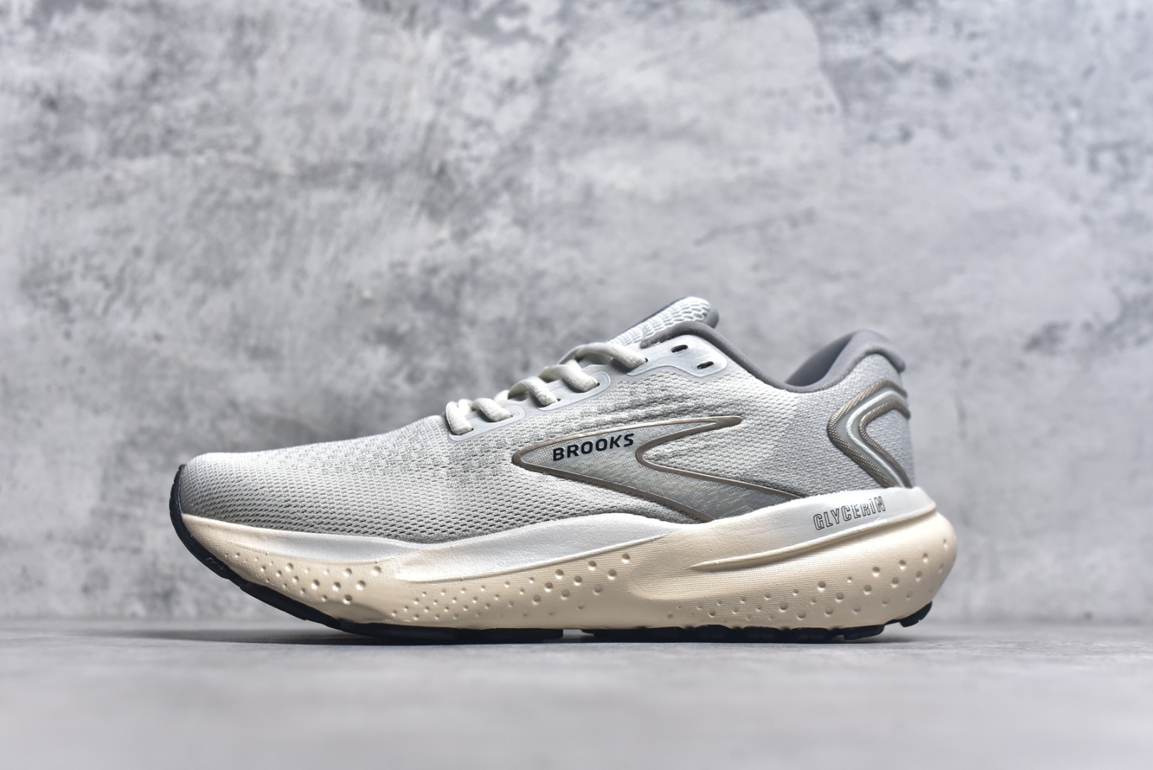 #BROOKS 布鲁克斯 男女子专业缓震跑步鞋Glycerin甘油21运动厚底增高老爹鞋。特别适合大体重和低足弓跑者。相比前一代，21GT的中底略显柔软，跑感稳定，但缺乏高性能中底的活力和弹性，适合后掌跑法。足弓支撑良好，跑步过程中没有明显的不适感，整体表现传统踏实，适合稳定吸收冲击力。 尺码：36-45含半码-选品中心