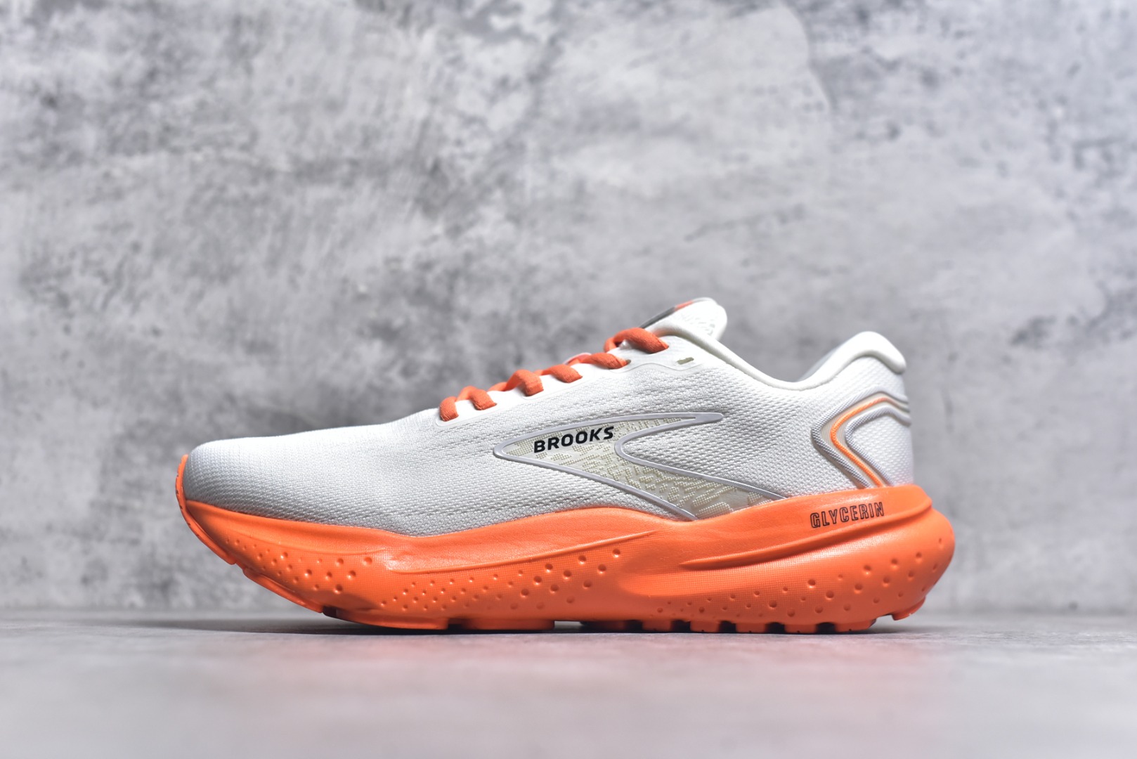 #BROOKS 布鲁克斯 男女子专业缓震跑步鞋Glycerin甘油21运动厚底增高老爹鞋。特别适合大体重和低足弓跑者。相比前一代，21GT的中底略显柔软，跑感稳定，但缺乏高性能中底的活力和弹性，适合后掌跑法。足弓支撑良好，跑步过程中没有明显的不适感，整体表现传统踏实，适合稳定吸收冲击力。 尺码：36-45含半码-选品中心
