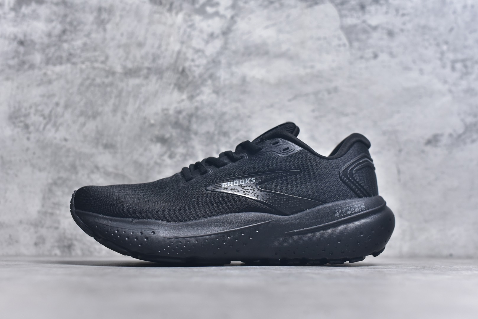 #BROOKS 布鲁克斯 男女子专业缓震跑步鞋Glycerin甘油21运动厚底增高老爹鞋。特别适合大体重和低足弓跑者。相比前一代，21GT的中底略显柔软，跑感稳定，但缺乏高性能中底的活力和弹性，适合后掌跑法。足弓支撑良好，跑步过程中没有明显的不适感，整体表现传统踏实，适合稳定吸收冲击力。 尺码：36-45含半码-选品中心