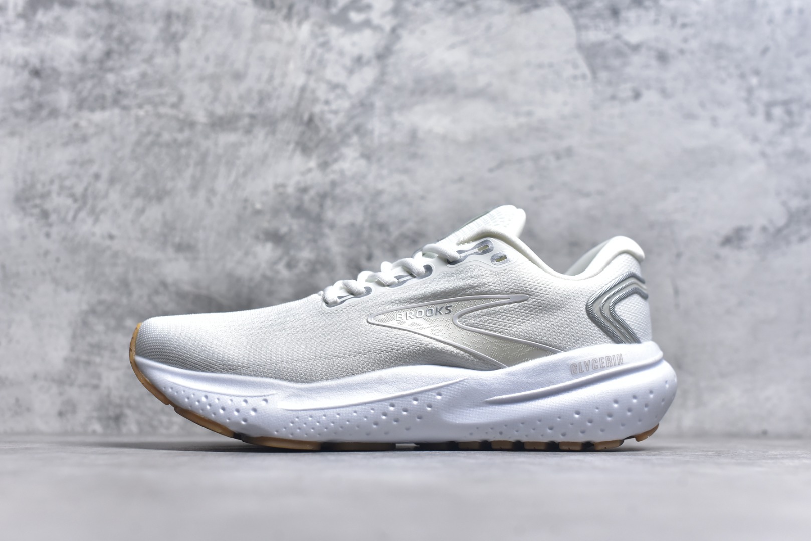 #BROOKS 布鲁克斯 男女子专业缓震跑步鞋Glycerin甘油21运动厚底增高老爹鞋。特别适合大体重和低足弓跑者。相比前一代，21GT的中底略显柔软，跑感稳定，但缺乏高性能中底的活力和弹性，适合后掌跑法。足弓支撑良好，跑步过程中没有明显的不适感，整体表现传统踏实，适合稳定吸收冲击力。 尺码：36-45含半码-选品中心