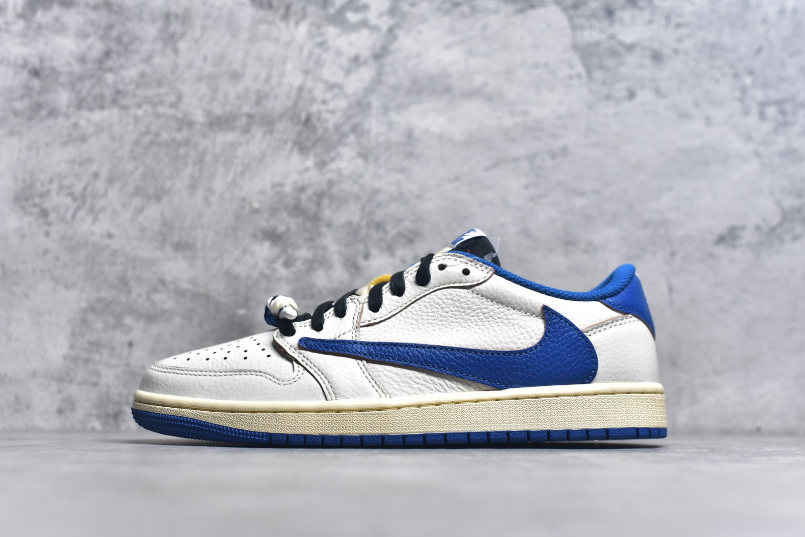 #Travis Scott x Air Jordan AJ1 Low OG SP TS联名倒钩低帮 白蓝闪电2.0 DM7866-104 知名大厂出品 纯原第一梯队版本 产品品控稳定性领先行业 各方面均可对飙市面通货版 SZ原厂全套原楦原纸板冲刀磨具开发 原厂皮料加持 原厂港宝加持定型后跟R度完美 同源原厂电绣 鬼脸飞翼针数密度立体效果一致 百分百一致原鞋 原厂拉帮工艺 针距密度一致 后跟弧度收口自然不对折 极致一眼正品既视感 进口玻璃冲刀皮料裁剪零毛边 全鞋电脑针车工艺 品控清洁度最高QC检验标准 免检产品 原厂订购鞋盒、鞋标、防尘纸、鞋撑、鞋带 追求极致的原厂味道！ 尺码：36-45-选品中心