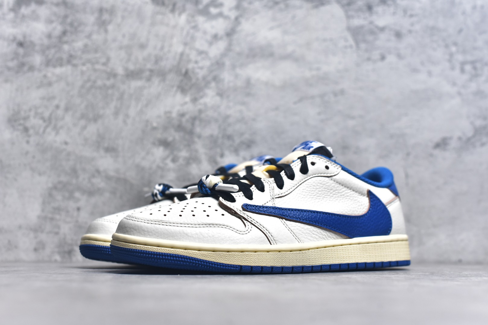 图片[2]-#Travis Scott x Air Jordan AJ1 Low OG SP TS联名倒钩低帮 白蓝闪电2.0 DM7866-104 知名大厂出品 纯原第一梯队版本 产品品控稳定性领先行业 各方面均可对飙市面通货版 SZ原厂全套原楦原纸板冲刀磨具开发 原厂皮料加持 原厂港宝加持定型后跟R度完美 同源原厂电绣 鬼脸飞翼针数密度立体效果一致 百分百一致原鞋 原厂拉帮工艺 针距密度一致 后跟弧度收口自然不对折 极致一眼正品既视感 进口玻璃冲刀皮料裁剪零毛边 全鞋电脑针车工艺 品控清洁度最高QC检验标准 免检产品 原厂订购鞋盒、鞋标、防尘纸、鞋撑、鞋带 追求极致的原厂味道！ 尺码：36-45-选品中心