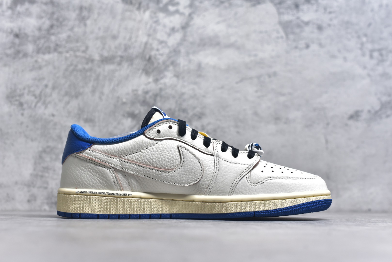 图片[3]-#Travis Scott x Air Jordan AJ1 Low OG SP TS联名倒钩低帮 白蓝闪电2.0 DM7866-104 知名大厂出品 纯原第一梯队版本 产品品控稳定性领先行业 各方面均可对飙市面通货版 SZ原厂全套原楦原纸板冲刀磨具开发 原厂皮料加持 原厂港宝加持定型后跟R度完美 同源原厂电绣 鬼脸飞翼针数密度立体效果一致 百分百一致原鞋 原厂拉帮工艺 针距密度一致 后跟弧度收口自然不对折 极致一眼正品既视感 进口玻璃冲刀皮料裁剪零毛边 全鞋电脑针车工艺 品控清洁度最高QC检验标准 免检产品 原厂订购鞋盒、鞋标、防尘纸、鞋撑、鞋带 追求极致的原厂味道！ 尺码：36-45-选品中心