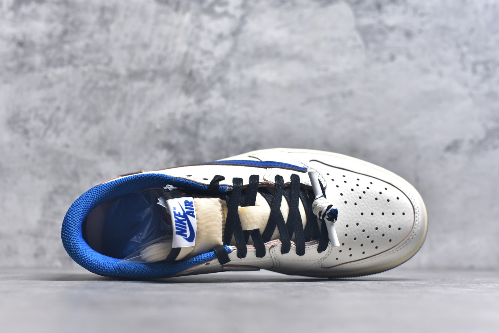图片[4]-#Travis Scott x Air Jordan AJ1 Low OG SP TS联名倒钩低帮 白蓝闪电2.0 DM7866-104 知名大厂出品 纯原第一梯队版本 产品品控稳定性领先行业 各方面均可对飙市面通货版 SZ原厂全套原楦原纸板冲刀磨具开发 原厂皮料加持 原厂港宝加持定型后跟R度完美 同源原厂电绣 鬼脸飞翼针数密度立体效果一致 百分百一致原鞋 原厂拉帮工艺 针距密度一致 后跟弧度收口自然不对折 极致一眼正品既视感 进口玻璃冲刀皮料裁剪零毛边 全鞋电脑针车工艺 品控清洁度最高QC检验标准 免检产品 原厂订购鞋盒、鞋标、防尘纸、鞋撑、鞋带 追求极致的原厂味道！ 尺码：36-45-选品中心