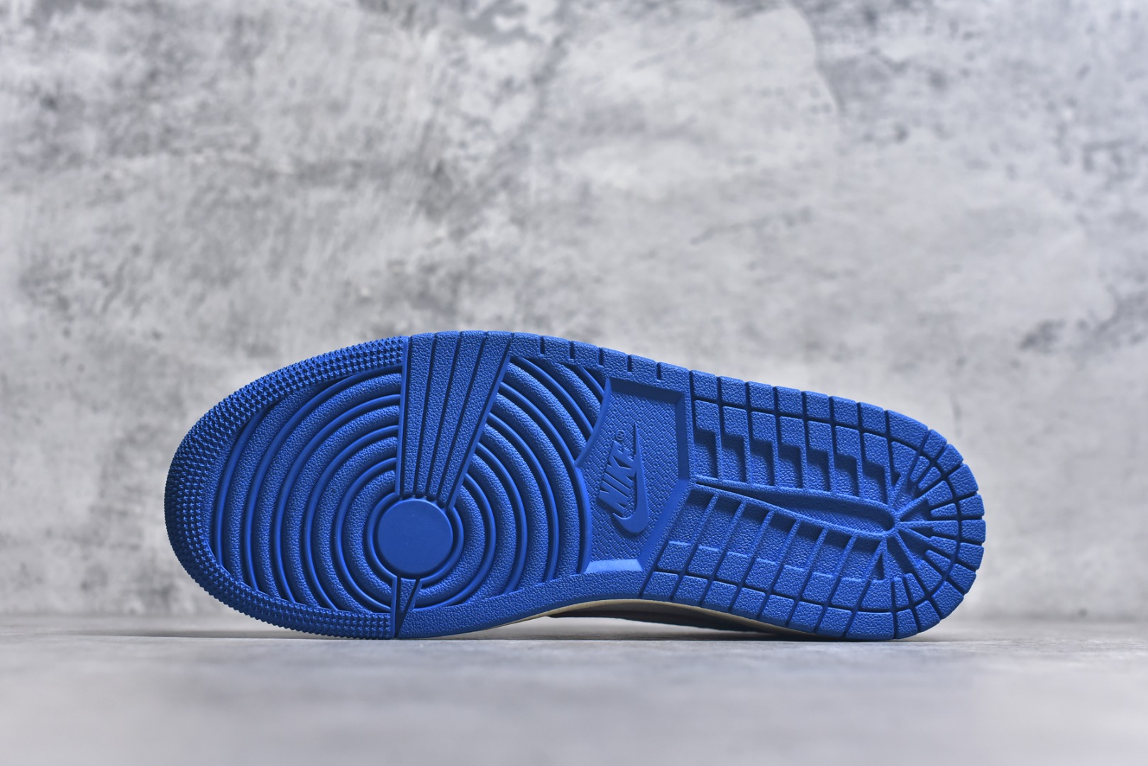 图片[6]-#Travis Scott x Air Jordan AJ1 Low OG SP TS联名倒钩低帮 白蓝闪电2.0 DM7866-104 知名大厂出品 纯原第一梯队版本 产品品控稳定性领先行业 各方面均可对飙市面通货版 SZ原厂全套原楦原纸板冲刀磨具开发 原厂皮料加持 原厂港宝加持定型后跟R度完美 同源原厂电绣 鬼脸飞翼针数密度立体效果一致 百分百一致原鞋 原厂拉帮工艺 针距密度一致 后跟弧度收口自然不对折 极致一眼正品既视感 进口玻璃冲刀皮料裁剪零毛边 全鞋电脑针车工艺 品控清洁度最高QC检验标准 免检产品 原厂订购鞋盒、鞋标、防尘纸、鞋撑、鞋带 追求极致的原厂味道！ 尺码：36-45-选品中心