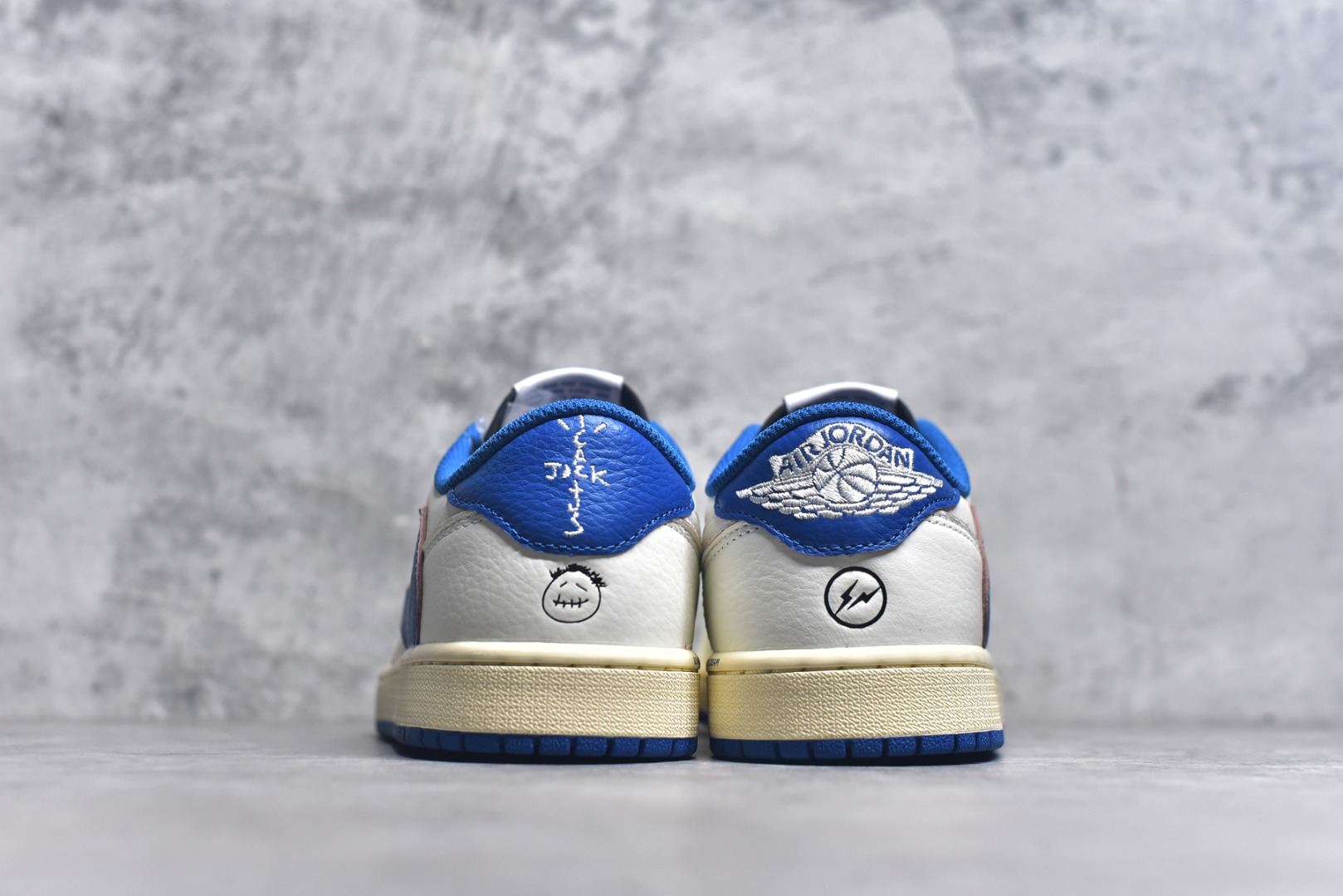 图片[5]-#Travis Scott x Air Jordan AJ1 Low OG SP TS联名倒钩低帮 白蓝闪电2.0 DM7866-104 知名大厂出品 纯原第一梯队版本 产品品控稳定性领先行业 各方面均可对飙市面通货版 SZ原厂全套原楦原纸板冲刀磨具开发 原厂皮料加持 原厂港宝加持定型后跟R度完美 同源原厂电绣 鬼脸飞翼针数密度立体效果一致 百分百一致原鞋 原厂拉帮工艺 针距密度一致 后跟弧度收口自然不对折 极致一眼正品既视感 进口玻璃冲刀皮料裁剪零毛边 全鞋电脑针车工艺 品控清洁度最高QC检验标准 免检产品 原厂订购鞋盒、鞋标、防尘纸、鞋撑、鞋带 追求极致的原厂味道！ 尺码：36-45-选品中心