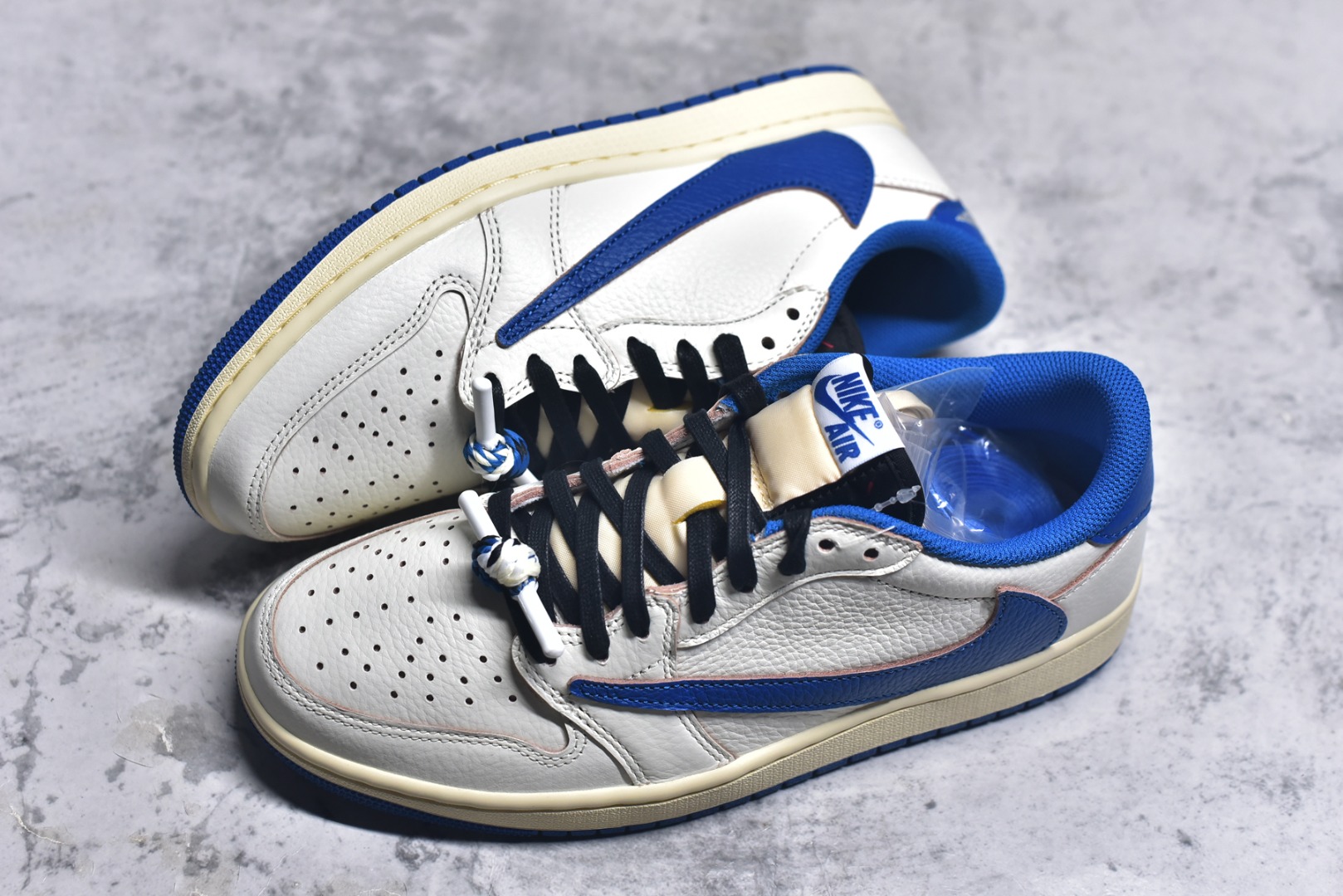 图片[7]-#Travis Scott x Air Jordan AJ1 Low OG SP TS联名倒钩低帮 白蓝闪电2.0 DM7866-104 知名大厂出品 纯原第一梯队版本 产品品控稳定性领先行业 各方面均可对飙市面通货版 SZ原厂全套原楦原纸板冲刀磨具开发 原厂皮料加持 原厂港宝加持定型后跟R度完美 同源原厂电绣 鬼脸飞翼针数密度立体效果一致 百分百一致原鞋 原厂拉帮工艺 针距密度一致 后跟弧度收口自然不对折 极致一眼正品既视感 进口玻璃冲刀皮料裁剪零毛边 全鞋电脑针车工艺 品控清洁度最高QC检验标准 免检产品 原厂订购鞋盒、鞋标、防尘纸、鞋撑、鞋带 追求极致的原厂味道！ 尺码：36-45-选品中心