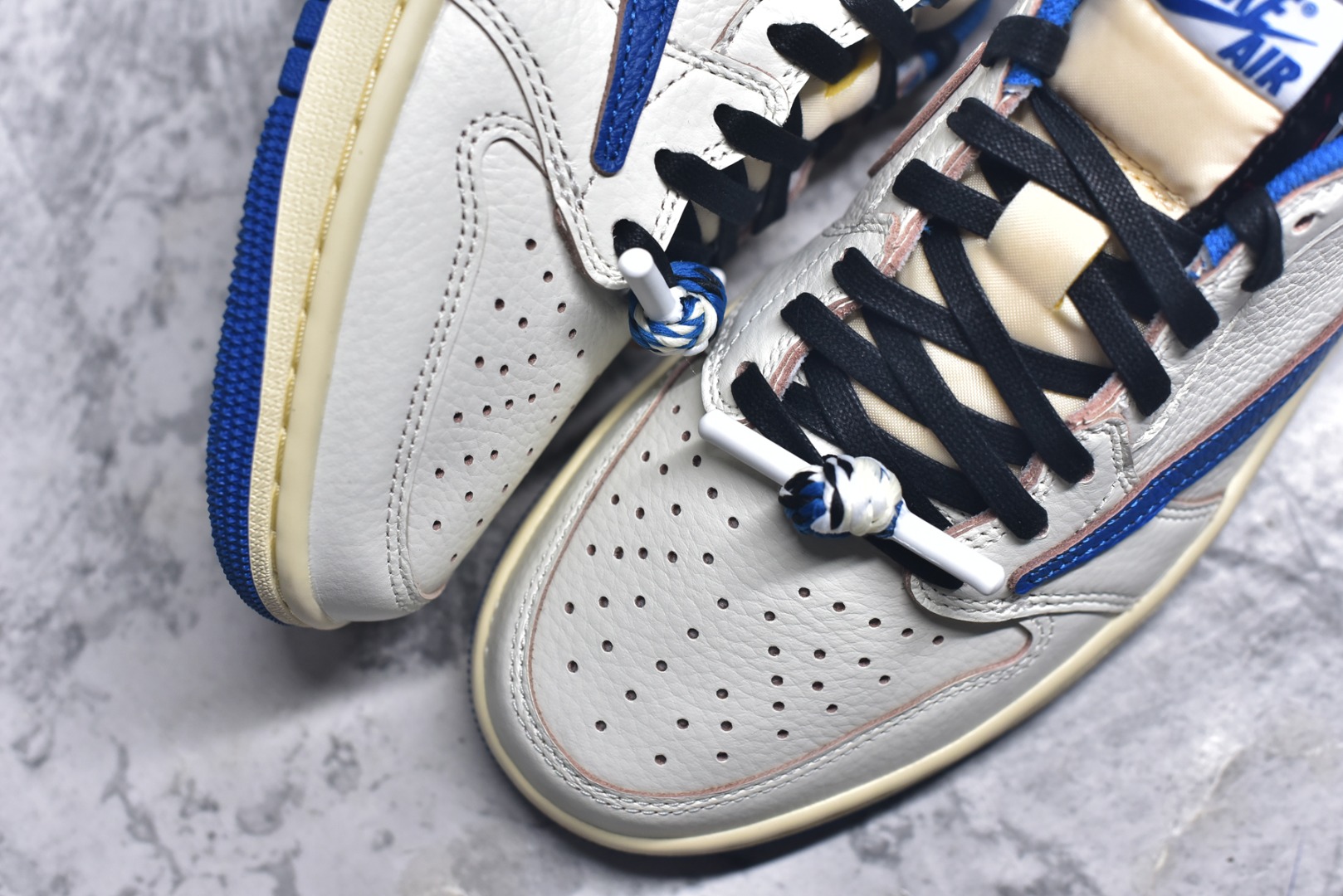 图片[8]-#Travis Scott x Air Jordan AJ1 Low OG SP TS联名倒钩低帮 白蓝闪电2.0 DM7866-104 知名大厂出品 纯原第一梯队版本 产品品控稳定性领先行业 各方面均可对飙市面通货版 SZ原厂全套原楦原纸板冲刀磨具开发 原厂皮料加持 原厂港宝加持定型后跟R度完美 同源原厂电绣 鬼脸飞翼针数密度立体效果一致 百分百一致原鞋 原厂拉帮工艺 针距密度一致 后跟弧度收口自然不对折 极致一眼正品既视感 进口玻璃冲刀皮料裁剪零毛边 全鞋电脑针车工艺 品控清洁度最高QC检验标准 免检产品 原厂订购鞋盒、鞋标、防尘纸、鞋撑、鞋带 追求极致的原厂味道！ 尺码：36-45-选品中心