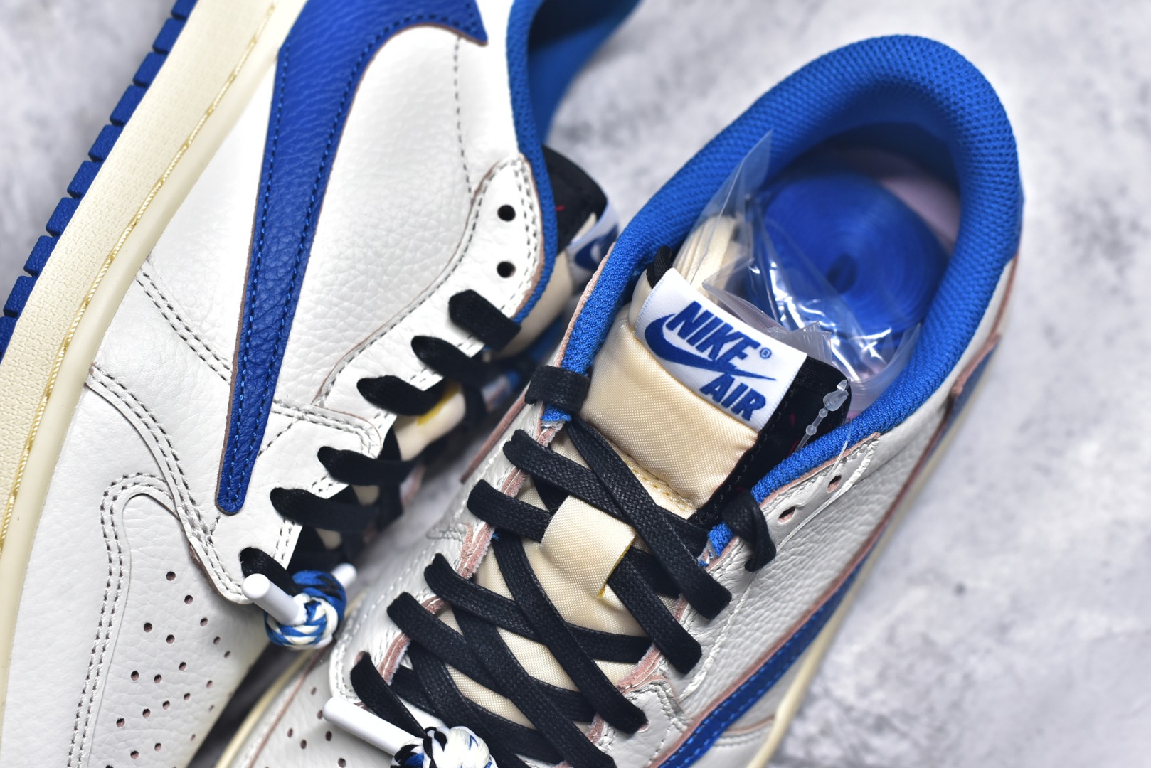 图片[9]-#Travis Scott x Air Jordan AJ1 Low OG SP TS联名倒钩低帮 白蓝闪电2.0 DM7866-104 知名大厂出品 纯原第一梯队版本 产品品控稳定性领先行业 各方面均可对飙市面通货版 SZ原厂全套原楦原纸板冲刀磨具开发 原厂皮料加持 原厂港宝加持定型后跟R度完美 同源原厂电绣 鬼脸飞翼针数密度立体效果一致 百分百一致原鞋 原厂拉帮工艺 针距密度一致 后跟弧度收口自然不对折 极致一眼正品既视感 进口玻璃冲刀皮料裁剪零毛边 全鞋电脑针车工艺 品控清洁度最高QC检验标准 免检产品 原厂订购鞋盒、鞋标、防尘纸、鞋撑、鞋带 追求极致的原厂味道！ 尺码：36-45-选品中心