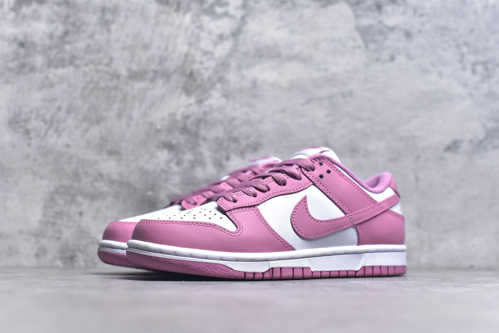 图片[2]-#NK Dunk Low 元素粉 DD1873-112 实力大厂出品 新配色陆续开发 全套原纸板楦头开发 确保原汁原味 完美呈现DUNK版型 一比一鞋头弧度高度鞋身弧度 此版本只针对中端市场 皮料材质有所更替 其他数据细节工艺流程均保持一致 绝不口嗨 细节品控鞋型随意对比 独家私模官方第六代原厂航空铝磨具打磨大底 鞋头坡度极致还原 无解鞋型 原盒原配 圈内天花板工艺 原厂玻璃冲刀 超高清洁度 全鞋零毛边皮料切割 原厂中底布点胶 中底布拉帮走线遵循公司 尺码：35.5 36 36.5 37.5 38 38.5 39 40-选品中心