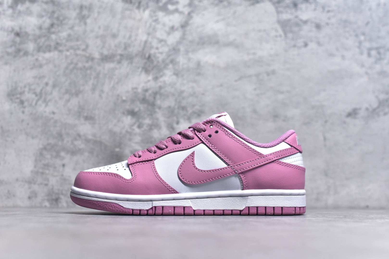 #NK Dunk Low 元素粉 DD1873-112 实力大厂出品 新配色陆续开发 全套原纸板楦头开发 确保原汁原味 完美呈现DUNK版型 一比一鞋头弧度高度鞋身弧度 此版本只针对中端市场 皮料材质有所更替 其他数据细节工艺流程均保持一致 绝不口嗨 细节品控鞋型随意对比 独家私模官方第六代原厂航空铝磨具打磨大底 鞋头坡度极致还原 无解鞋型 原盒原配 圈内天花板工艺 原厂玻璃冲刀 超高清洁度 全鞋零毛边皮料切割 原厂中底布点胶 中底布拉帮走线遵循公司 尺码：35.5 36 36.5 37.5 38 38.5 39 40-选品中心