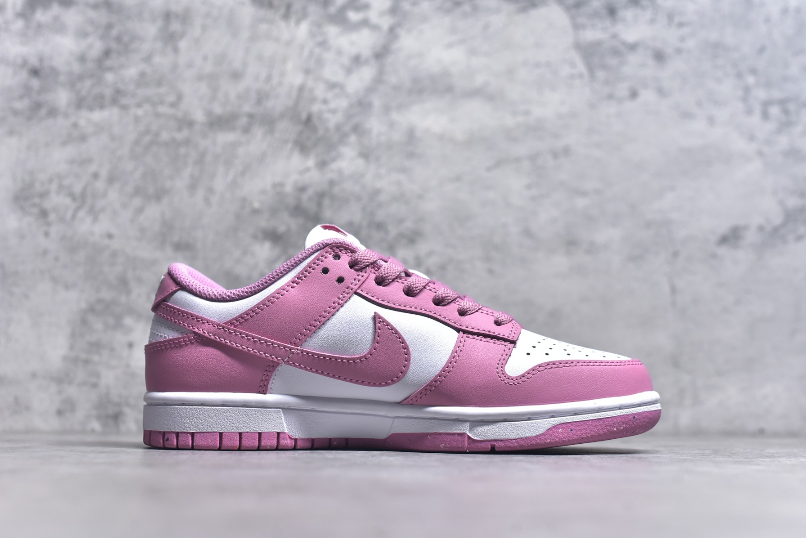 图片[3]-#NK Dunk Low 元素粉 DD1873-112 实力大厂出品 新配色陆续开发 全套原纸板楦头开发 确保原汁原味 完美呈现DUNK版型 一比一鞋头弧度高度鞋身弧度 此版本只针对中端市场 皮料材质有所更替 其他数据细节工艺流程均保持一致 绝不口嗨 细节品控鞋型随意对比 独家私模官方第六代原厂航空铝磨具打磨大底 鞋头坡度极致还原 无解鞋型 原盒原配 圈内天花板工艺 原厂玻璃冲刀 超高清洁度 全鞋零毛边皮料切割 原厂中底布点胶 中底布拉帮走线遵循公司 尺码：35.5 36 36.5 37.5 38 38.5 39 40-选品中心