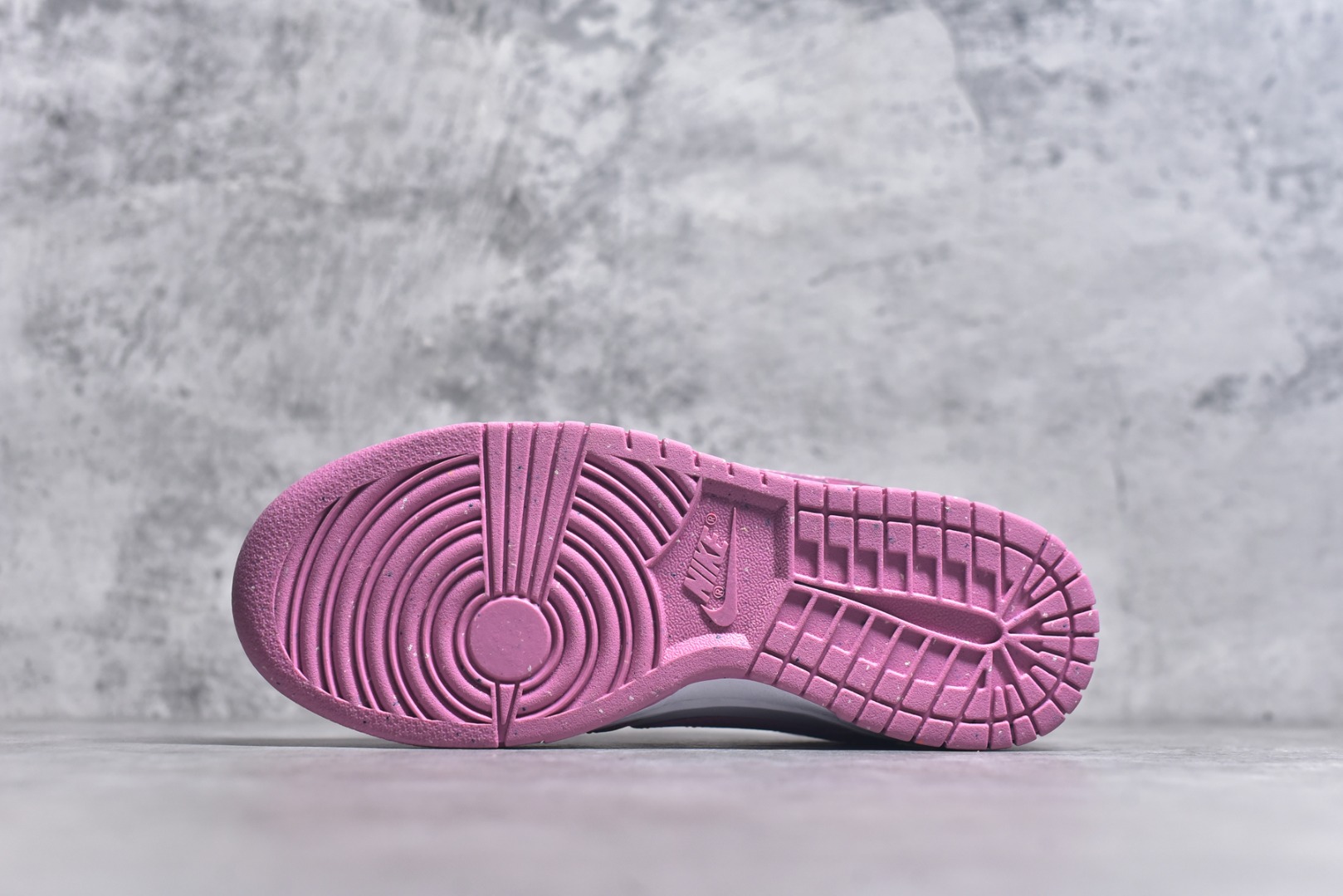 图片[6]-#NK Dunk Low 元素粉 DD1873-112 实力大厂出品 新配色陆续开发 全套原纸板楦头开发 确保原汁原味 完美呈现DUNK版型 一比一鞋头弧度高度鞋身弧度 此版本只针对中端市场 皮料材质有所更替 其他数据细节工艺流程均保持一致 绝不口嗨 细节品控鞋型随意对比 独家私模官方第六代原厂航空铝磨具打磨大底 鞋头坡度极致还原 无解鞋型 原盒原配 圈内天花板工艺 原厂玻璃冲刀 超高清洁度 全鞋零毛边皮料切割 原厂中底布点胶 中底布拉帮走线遵循公司 尺码：35.5 36 36.5 37.5 38 38.5 39 40-选品中心