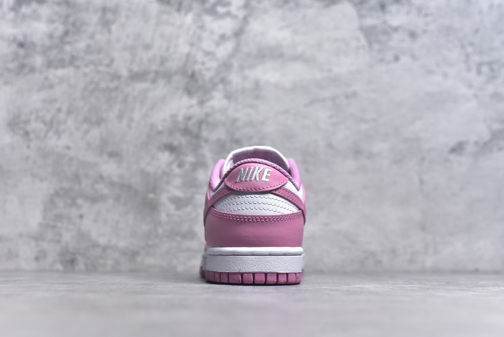 图片[5]-#NK Dunk Low 元素粉 DD1873-112 实力大厂出品 新配色陆续开发 全套原纸板楦头开发 确保原汁原味 完美呈现DUNK版型 一比一鞋头弧度高度鞋身弧度 此版本只针对中端市场 皮料材质有所更替 其他数据细节工艺流程均保持一致 绝不口嗨 细节品控鞋型随意对比 独家私模官方第六代原厂航空铝磨具打磨大底 鞋头坡度极致还原 无解鞋型 原盒原配 圈内天花板工艺 原厂玻璃冲刀 超高清洁度 全鞋零毛边皮料切割 原厂中底布点胶 中底布拉帮走线遵循公司 尺码：35.5 36 36.5 37.5 38 38.5 39 40-选品中心
