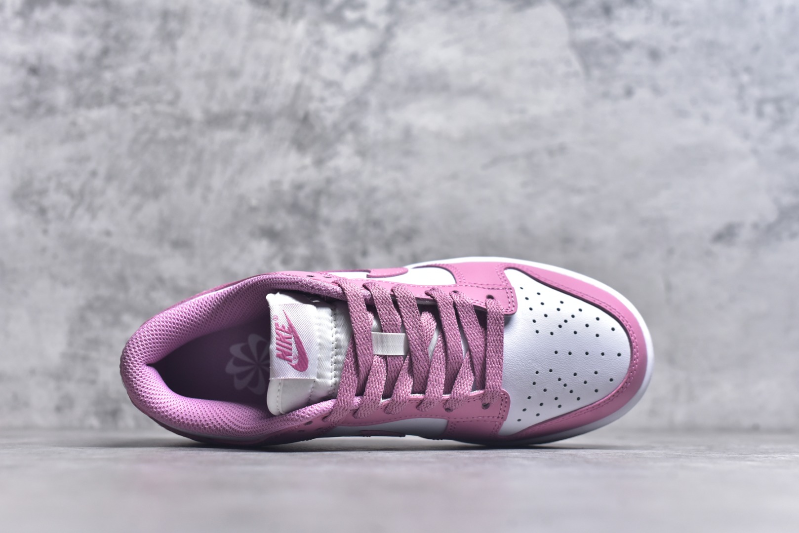 图片[4]-#NK Dunk Low 元素粉 DD1873-112 实力大厂出品 新配色陆续开发 全套原纸板楦头开发 确保原汁原味 完美呈现DUNK版型 一比一鞋头弧度高度鞋身弧度 此版本只针对中端市场 皮料材质有所更替 其他数据细节工艺流程均保持一致 绝不口嗨 细节品控鞋型随意对比 独家私模官方第六代原厂航空铝磨具打磨大底 鞋头坡度极致还原 无解鞋型 原盒原配 圈内天花板工艺 原厂玻璃冲刀 超高清洁度 全鞋零毛边皮料切割 原厂中底布点胶 中底布拉帮走线遵循公司 尺码：35.5 36 36.5 37.5 38 38.5 39 40-选品中心