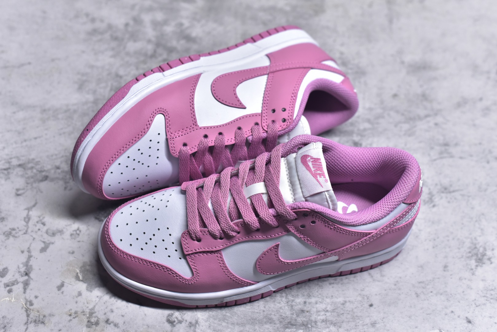 图片[7]-#NK Dunk Low 元素粉 DD1873-112 实力大厂出品 新配色陆续开发 全套原纸板楦头开发 确保原汁原味 完美呈现DUNK版型 一比一鞋头弧度高度鞋身弧度 此版本只针对中端市场 皮料材质有所更替 其他数据细节工艺流程均保持一致 绝不口嗨 细节品控鞋型随意对比 独家私模官方第六代原厂航空铝磨具打磨大底 鞋头坡度极致还原 无解鞋型 原盒原配 圈内天花板工艺 原厂玻璃冲刀 超高清洁度 全鞋零毛边皮料切割 原厂中底布点胶 中底布拉帮走线遵循公司 尺码：35.5 36 36.5 37.5 38 38.5 39 40-选品中心