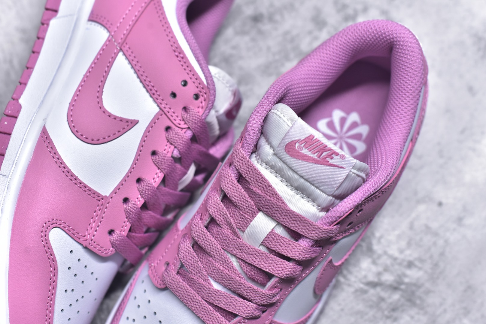 图片[9]-#NK Dunk Low 元素粉 DD1873-112 实力大厂出品 新配色陆续开发 全套原纸板楦头开发 确保原汁原味 完美呈现DUNK版型 一比一鞋头弧度高度鞋身弧度 此版本只针对中端市场 皮料材质有所更替 其他数据细节工艺流程均保持一致 绝不口嗨 细节品控鞋型随意对比 独家私模官方第六代原厂航空铝磨具打磨大底 鞋头坡度极致还原 无解鞋型 原盒原配 圈内天花板工艺 原厂玻璃冲刀 超高清洁度 全鞋零毛边皮料切割 原厂中底布点胶 中底布拉帮走线遵循公司 尺码：35.5 36 36.5 37.5 38 38.5 39 40-选品中心