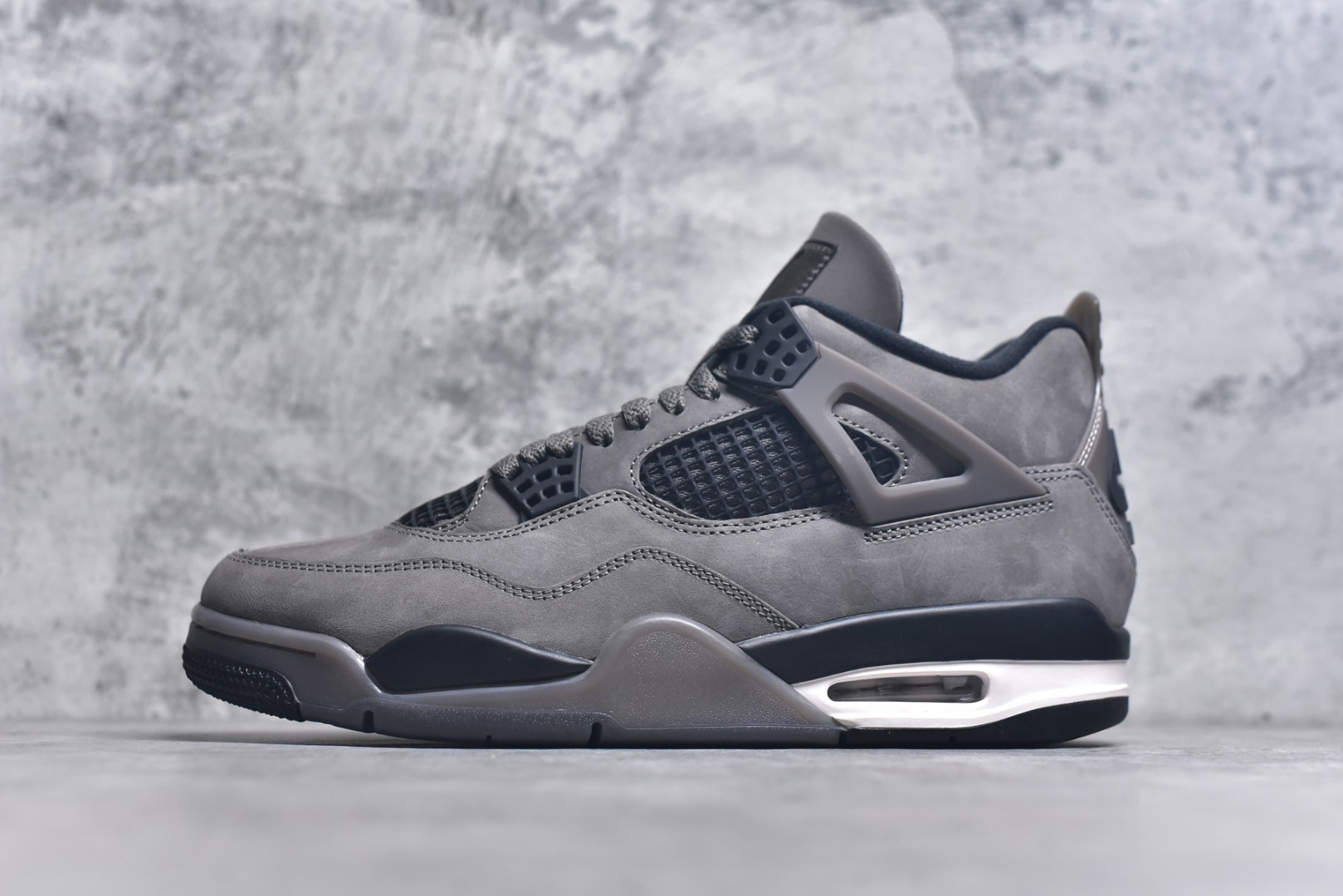 #Air Jordan 4 Retro \”Cave Stone\” AJ4 乔4摩卡 FV5029-200 #鞋身以TS标志性的大地色为主色调，通体采用深棕色麂皮打造，搭配黑色网格、TPU细节呈现。 尺码：40 40.5 41 42 42.5 43 44 44.5 45 46 47.5 48.5-选品中心