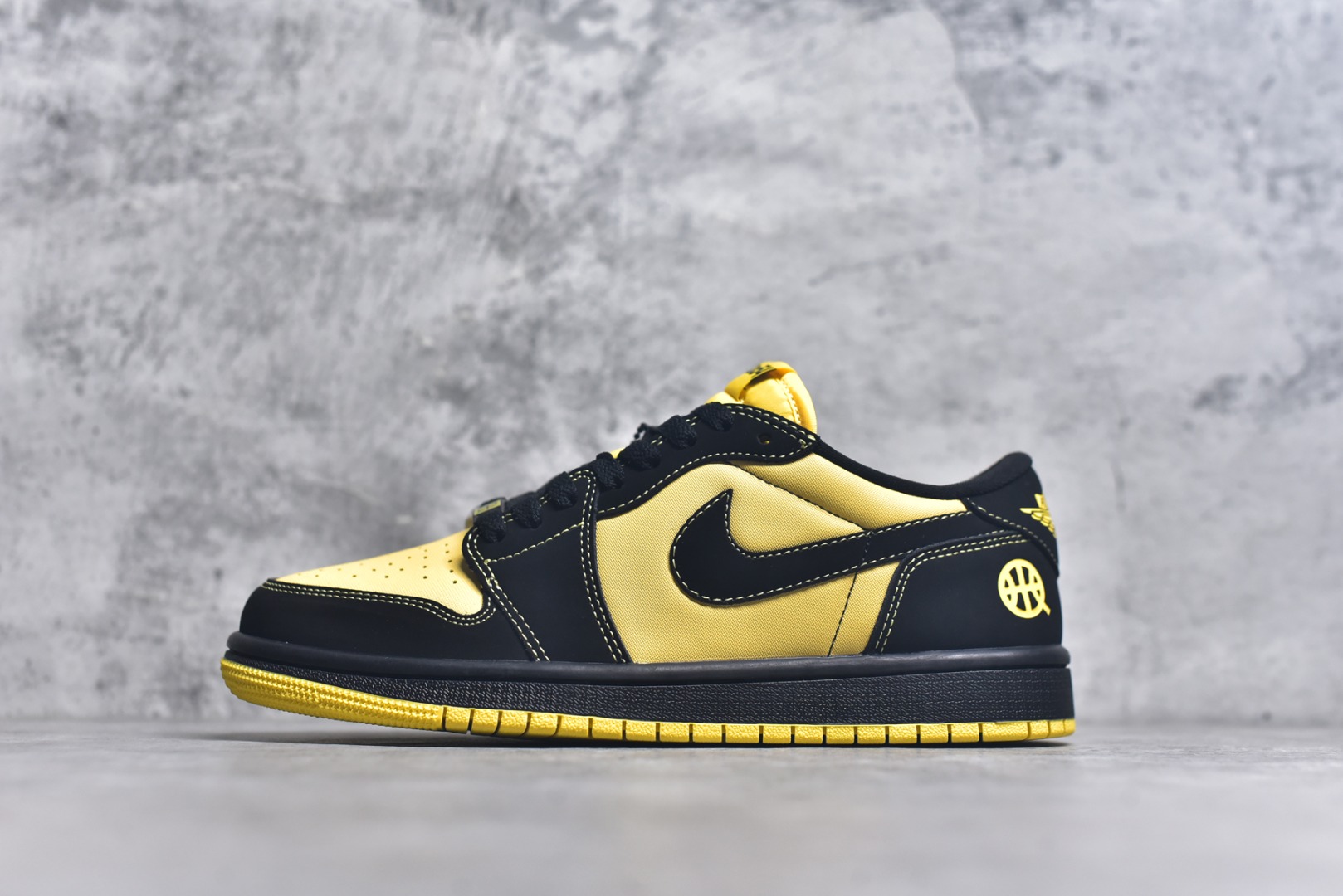 #Air Jordan AJ1 Low 低帮 街球黑黄 IB8836-007 全新流水线出品 DT版本唯一平替选择 市场第二梯队最强版 全部原鞋开发 原楦原纸板开发 全鞋电脑针车 原厂内置全掌气垫 原盒内在原标 唯一Zp原版鞋带绑法 免检产品 全新2022版型 全头层皮料 完美零毛边处理 原厂配置全掌气垫 价格定位良心 几十个配色陆续出货 实拍调校N版已经零色差零失真 百分百还原实物色彩所见即所得 不存在货不对板色差等低级问题 选购参考实物拍摄 不混卖不参货 只用心做好货严格选品 承诺混一赔十 尺码：36 36.5 37.5 38 38.5 39 40 40.5 41 42 42.5 43 44 44.5 45 46-选品中心