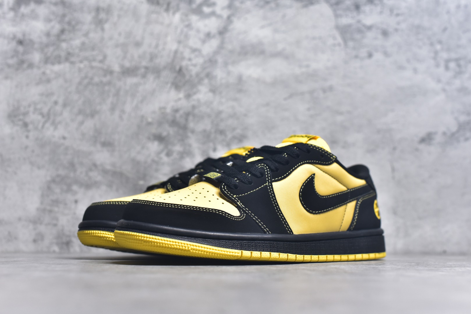 图片[2]-#Air Jordan AJ1 Low 低帮 街球黑黄 IB8836-007 全新流水线出品 DT版本唯一平替选择 市场第二梯队最强版 全部原鞋开发 原楦原纸板开发 全鞋电脑针车 原厂内置全掌气垫 原盒内在原标 唯一Zp原版鞋带绑法 免检产品 全新2022版型 全头层皮料 完美零毛边处理 原厂配置全掌气垫 价格定位良心 几十个配色陆续出货 实拍调校N版已经零色差零失真 百分百还原实物色彩所见即所得 不存在货不对板色差等低级问题 选购参考实物拍摄 不混卖不参货 只用心做好货严格选品 承诺混一赔十 尺码：36 36.5 37.5 38 38.5 39 40 40.5 41 42 42.5 43 44 44.5 45 46-选品中心
