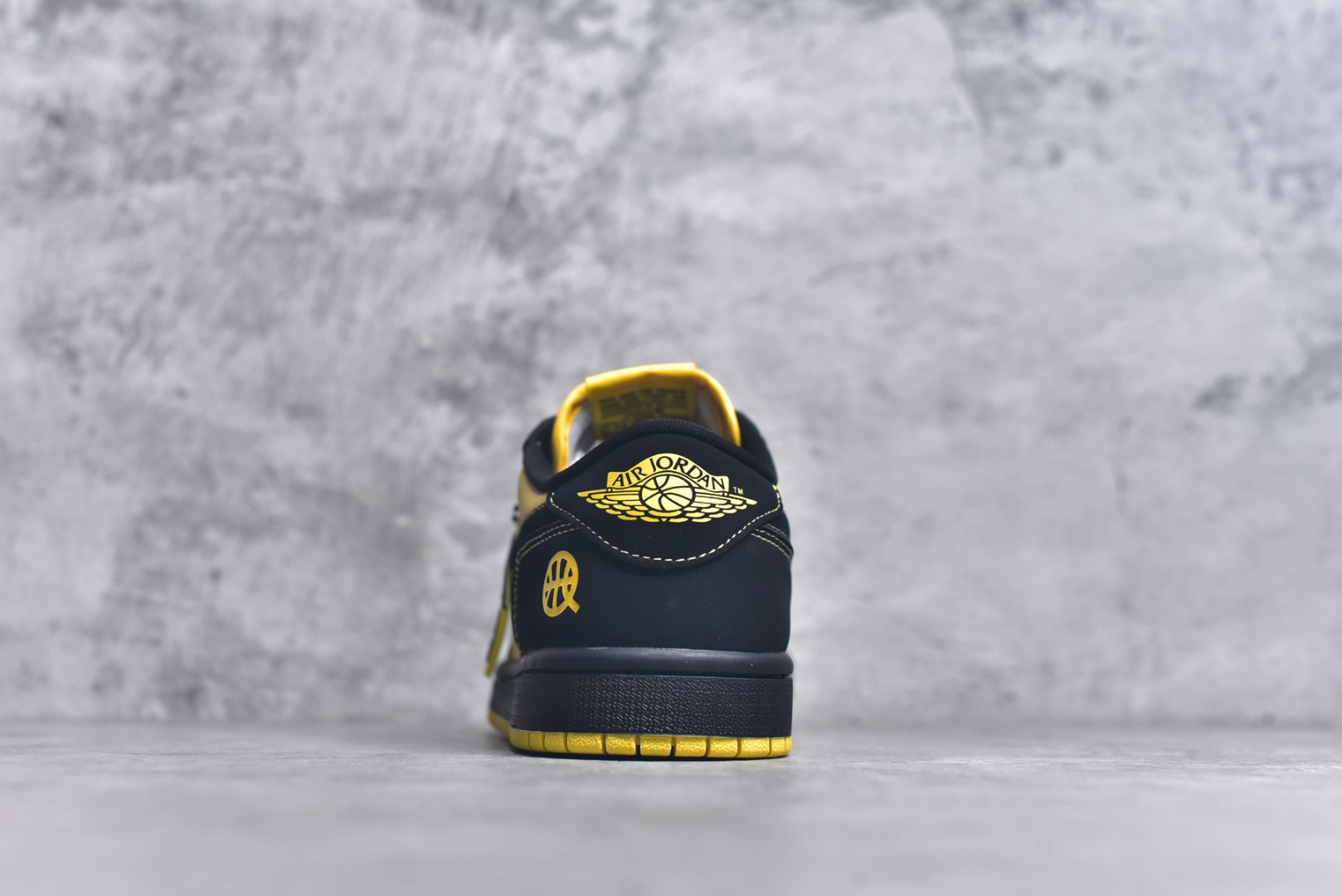 图片[5]-#Air Jordan AJ1 Low 低帮 街球黑黄 IB8836-007 全新流水线出品 DT版本唯一平替选择 市场第二梯队最强版 全部原鞋开发 原楦原纸板开发 全鞋电脑针车 原厂内置全掌气垫 原盒内在原标 唯一Zp原版鞋带绑法 免检产品 全新2022版型 全头层皮料 完美零毛边处理 原厂配置全掌气垫 价格定位良心 几十个配色陆续出货 实拍调校N版已经零色差零失真 百分百还原实物色彩所见即所得 不存在货不对板色差等低级问题 选购参考实物拍摄 不混卖不参货 只用心做好货严格选品 承诺混一赔十 尺码：36 36.5 37.5 38 38.5 39 40 40.5 41 42 42.5 43 44 44.5 45 46-选品中心