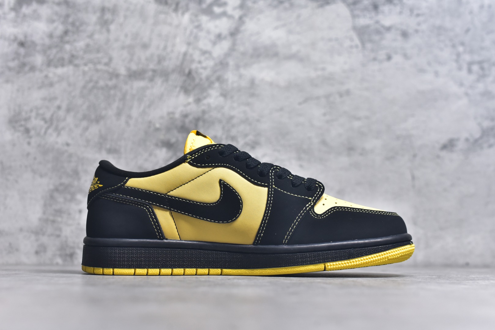 图片[3]-#Air Jordan AJ1 Low 低帮 街球黑黄 IB8836-007 全新流水线出品 DT版本唯一平替选择 市场第二梯队最强版 全部原鞋开发 原楦原纸板开发 全鞋电脑针车 原厂内置全掌气垫 原盒内在原标 唯一Zp原版鞋带绑法 免检产品 全新2022版型 全头层皮料 完美零毛边处理 原厂配置全掌气垫 价格定位良心 几十个配色陆续出货 实拍调校N版已经零色差零失真 百分百还原实物色彩所见即所得 不存在货不对板色差等低级问题 选购参考实物拍摄 不混卖不参货 只用心做好货严格选品 承诺混一赔十 尺码：36 36.5 37.5 38 38.5 39 40 40.5 41 42 42.5 43 44 44.5 45 46-选品中心