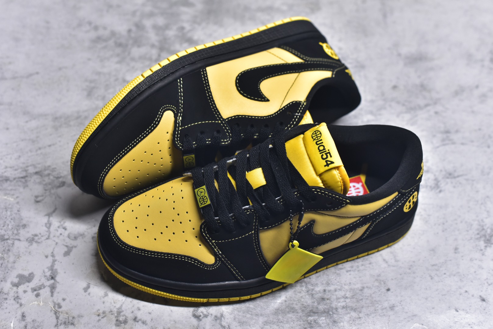 图片[7]-#Air Jordan AJ1 Low 低帮 街球黑黄 IB8836-007 全新流水线出品 DT版本唯一平替选择 市场第二梯队最强版 全部原鞋开发 原楦原纸板开发 全鞋电脑针车 原厂内置全掌气垫 原盒内在原标 唯一Zp原版鞋带绑法 免检产品 全新2022版型 全头层皮料 完美零毛边处理 原厂配置全掌气垫 价格定位良心 几十个配色陆续出货 实拍调校N版已经零色差零失真 百分百还原实物色彩所见即所得 不存在货不对板色差等低级问题 选购参考实物拍摄 不混卖不参货 只用心做好货严格选品 承诺混一赔十 尺码：36 36.5 37.5 38 38.5 39 40 40.5 41 42 42.5 43 44 44.5 45 46-选品中心