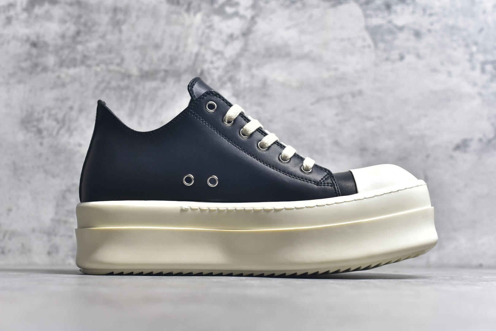 图片[3]-#RO欧文斯Rickowens 主线 西瓜头款式“黑色皮面粗鞋带面包鞋” 水染粒面羔羊皮材质，和针车间距都是极致还原！ 顶级头层的羔羊皮，质感细腻无敌，奢侈品的触感！ 胖丁面包鞋设计，内附有记忆海绵，柔软舒适又增添胖萌可爱！ 下半年新进鞋王，多样性穿搭潮流爆款。 一比一规格礼盒装，外加定制欧文斯保护盒！ 配有日文、英文，双语种配件卡片！细节诠释，一件不落。 尺码：36 37 38 39 40 41 42 43 44 45 46-选品中心
