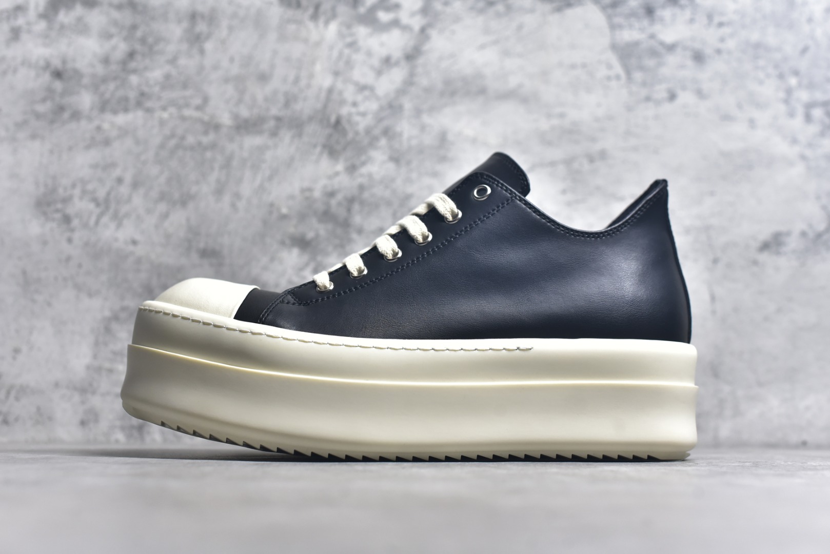 #RO欧文斯Rickowens 主线 西瓜头款式“黑色皮面粗鞋带面包鞋” 水染粒面羔羊皮材质，和针车间距都是极致还原！ 顶级头层的羔羊皮，质感细腻无敌，奢侈品的触感！ 胖丁面包鞋设计，内附有记忆海绵，柔软舒适又增添胖萌可爱！ 下半年新进鞋王，多样性穿搭潮流爆款。 一比一规格礼盒装，外加定制欧文斯保护盒！ 配有日文、英文，双语种配件卡片！细节诠释，一件不落。 尺码：36 37 38 39 40 41 42 43 44 45 46-选品中心