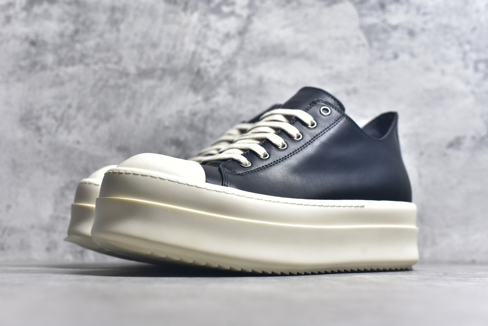 图片[2]-#RO欧文斯Rickowens 主线 西瓜头款式“黑色皮面粗鞋带面包鞋” 水染粒面羔羊皮材质，和针车间距都是极致还原！ 顶级头层的羔羊皮，质感细腻无敌，奢侈品的触感！ 胖丁面包鞋设计，内附有记忆海绵，柔软舒适又增添胖萌可爱！ 下半年新进鞋王，多样性穿搭潮流爆款。 一比一规格礼盒装，外加定制欧文斯保护盒！ 配有日文、英文，双语种配件卡片！细节诠释，一件不落。 尺码：36 37 38 39 40 41 42 43 44 45 46-选品中心