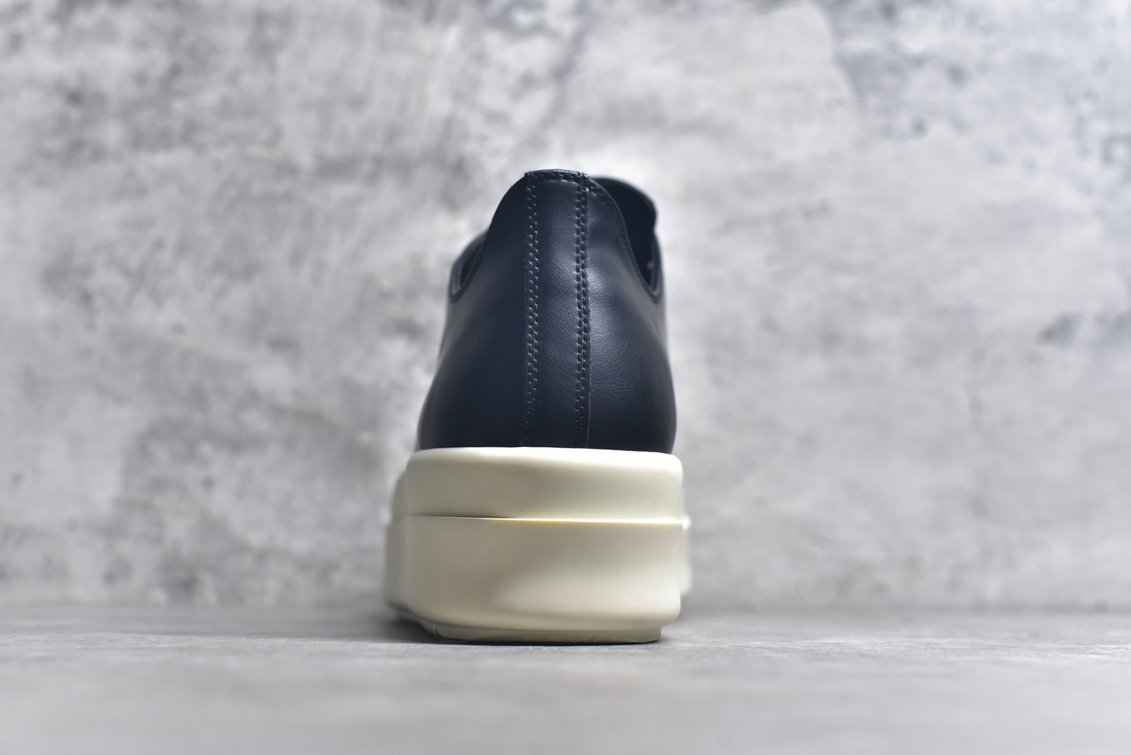 图片[5]-#RO欧文斯Rickowens 主线 西瓜头款式“黑色皮面粗鞋带面包鞋” 水染粒面羔羊皮材质，和针车间距都是极致还原！ 顶级头层的羔羊皮，质感细腻无敌，奢侈品的触感！ 胖丁面包鞋设计，内附有记忆海绵，柔软舒适又增添胖萌可爱！ 下半年新进鞋王，多样性穿搭潮流爆款。 一比一规格礼盒装，外加定制欧文斯保护盒！ 配有日文、英文，双语种配件卡片！细节诠释，一件不落。 尺码：36 37 38 39 40 41 42 43 44 45 46-选品中心