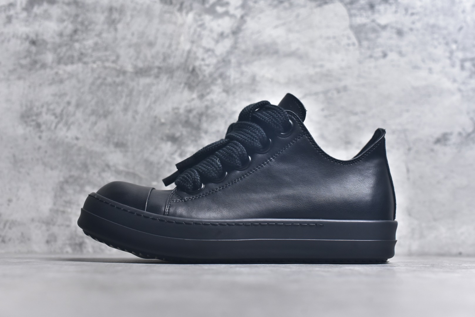 #Rick Owens Drkshdw 瑞克·欧文斯低帮皮面时尚运动板鞋 全黑 二级市场已经7K以上 平台客户随意卖四位数 RO广东原厂出品 纯原天花板 原版一比一复刻 冲正绝不翻车 还原度达到百分之98以上 原楦开发纸版版型 ZP拆解原版1：1复模裁片纸版 力求做到0错位 这样才能达到和zp一致的鞋型味道 采用进口cnc数控机床开发对版独家tpu奶香大底 区别于市场所有版本 zp同源全头层粒面小牛皮 达到和zp一致手感 原厂进口细纹布 万邦订购原厂高弹粉红色海绵 内里搭配软质细腻羊皮 TPU高密度大底 软硬度透光度高已经测试和原版一致 尺码：36 37 38 39 40 41 42 43 44 45 46-选品中心
