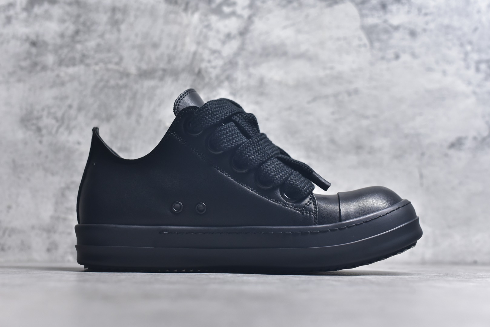 图片[3]-#Rick Owens Drkshdw 瑞克·欧文斯低帮皮面时尚运动板鞋 全黑 二级市场已经7K以上 平台客户随意卖四位数 RO广东原厂出品 纯原天花板 原版一比一复刻 冲正绝不翻车 还原度达到百分之98以上 原楦开发纸版版型 ZP拆解原版1：1复模裁片纸版 力求做到0错位 这样才能达到和zp一致的鞋型味道 采用进口cnc数控机床开发对版独家tpu奶香大底 区别于市场所有版本 zp同源全头层粒面小牛皮 达到和zp一致手感 原厂进口细纹布 万邦订购原厂高弹粉红色海绵 内里搭配软质细腻羊皮 TPU高密度大底 软硬度透光度高已经测试和原版一致 尺码：36 37 38 39 40 41 42 43 44 45 46-选品中心