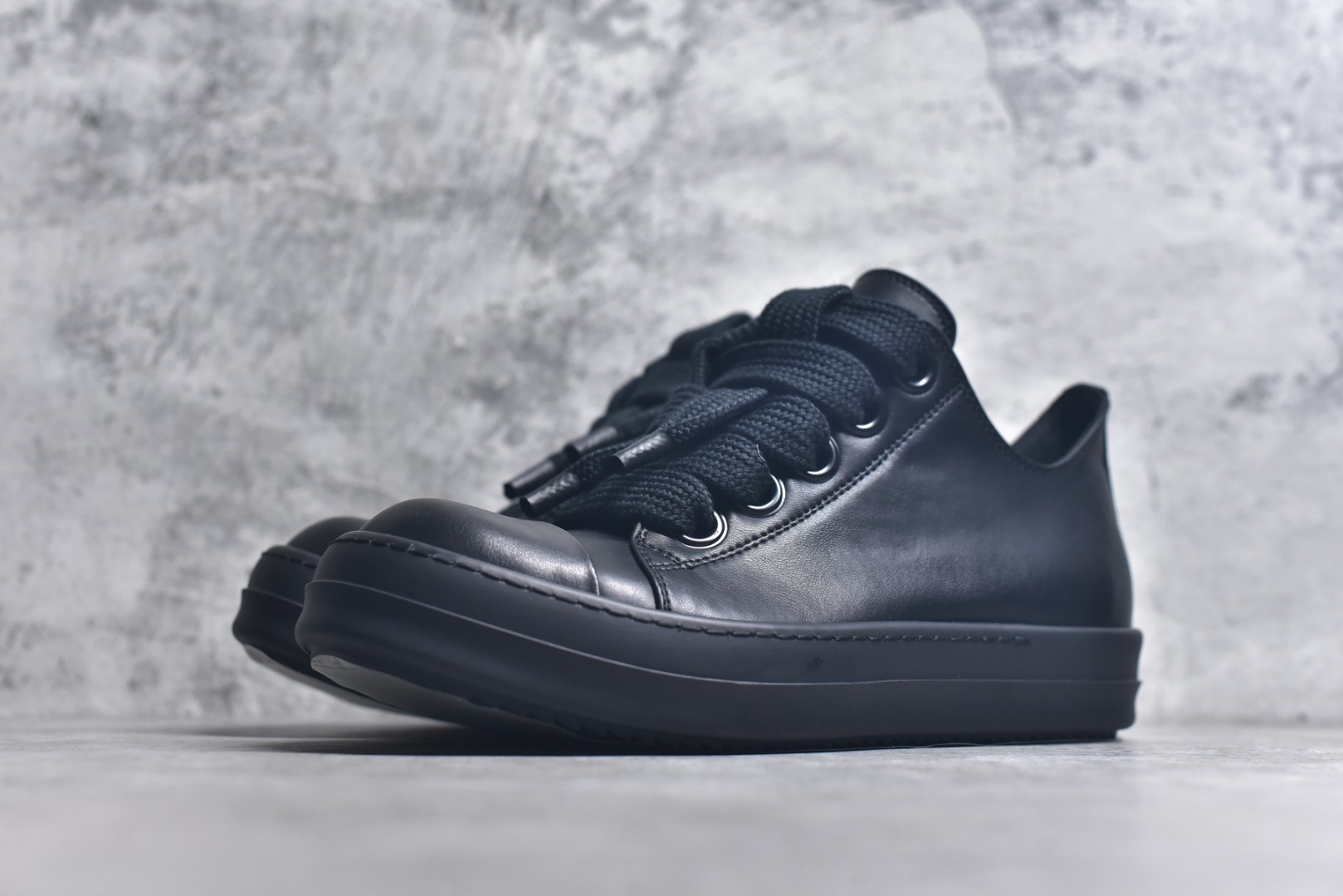 图片[2]-#Rick Owens Drkshdw 瑞克·欧文斯低帮皮面时尚运动板鞋 全黑 二级市场已经7K以上 平台客户随意卖四位数 RO广东原厂出品 纯原天花板 原版一比一复刻 冲正绝不翻车 还原度达到百分之98以上 原楦开发纸版版型 ZP拆解原版1：1复模裁片纸版 力求做到0错位 这样才能达到和zp一致的鞋型味道 采用进口cnc数控机床开发对版独家tpu奶香大底 区别于市场所有版本 zp同源全头层粒面小牛皮 达到和zp一致手感 原厂进口细纹布 万邦订购原厂高弹粉红色海绵 内里搭配软质细腻羊皮 TPU高密度大底 软硬度透光度高已经测试和原版一致 尺码：36 37 38 39 40 41 42 43 44 45 46-选品中心